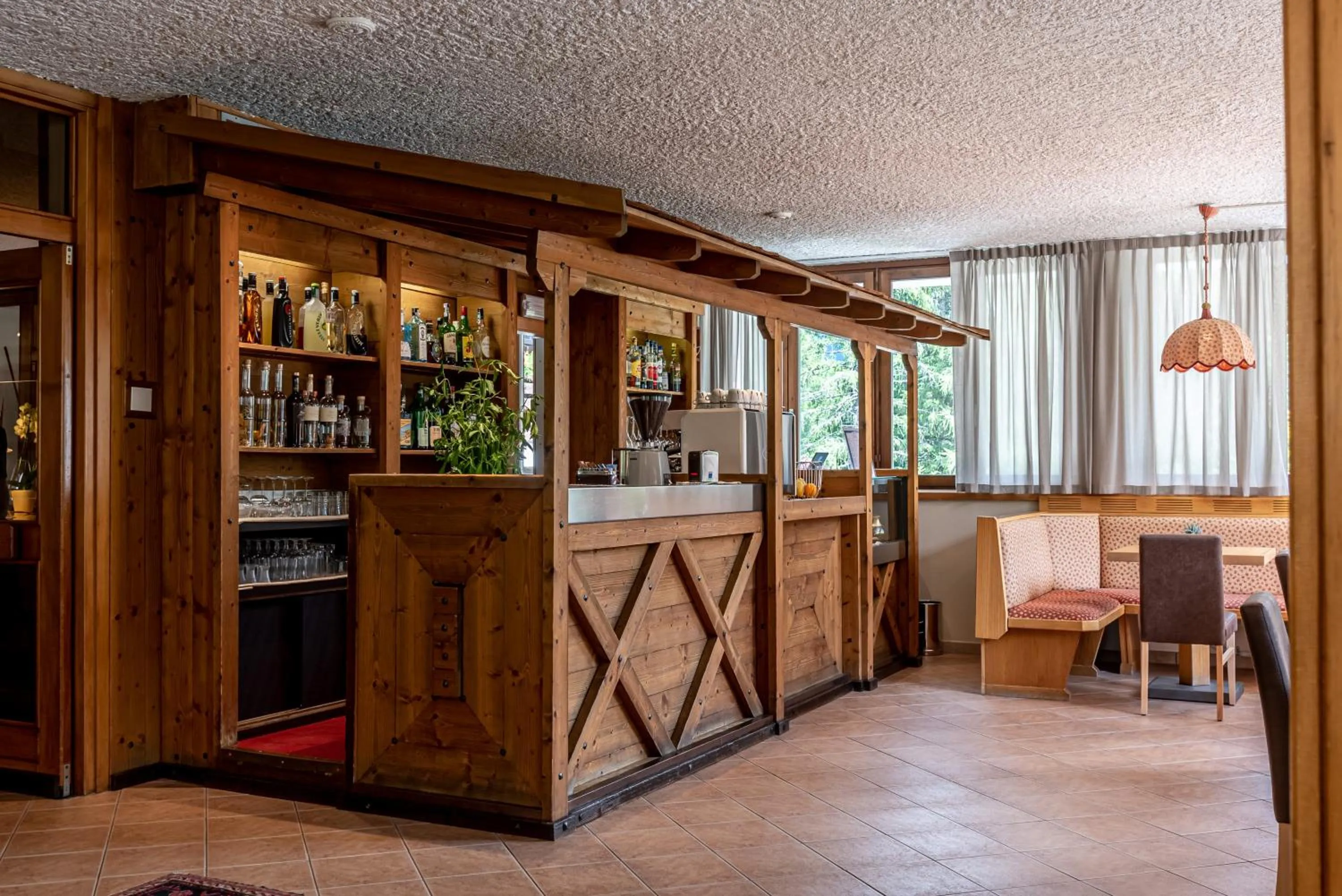 Lounge or bar in Hotel Alaska