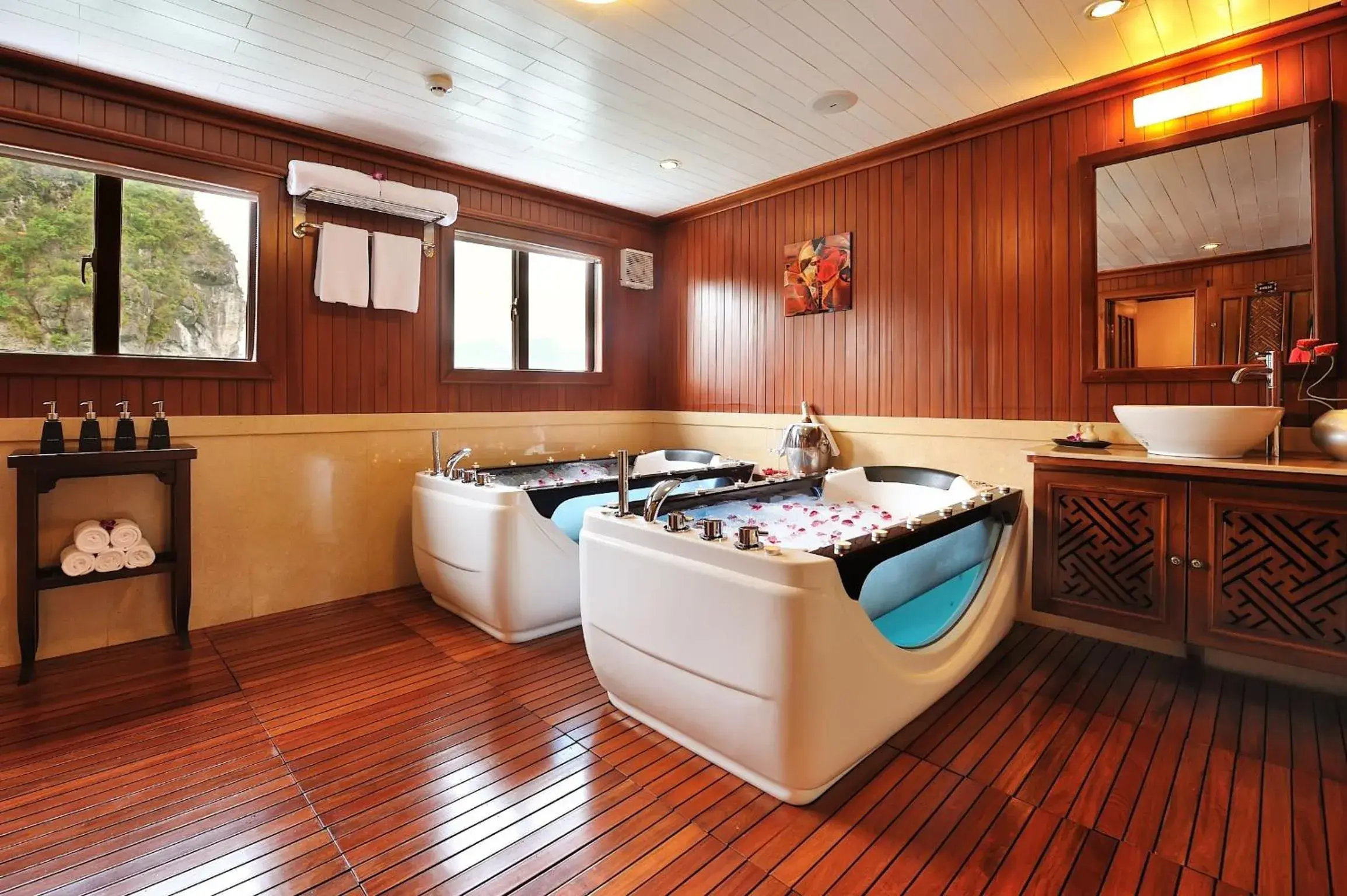 Bathroom in Paradise Peak Cruise Bathroom in Paradise Peak Cruise