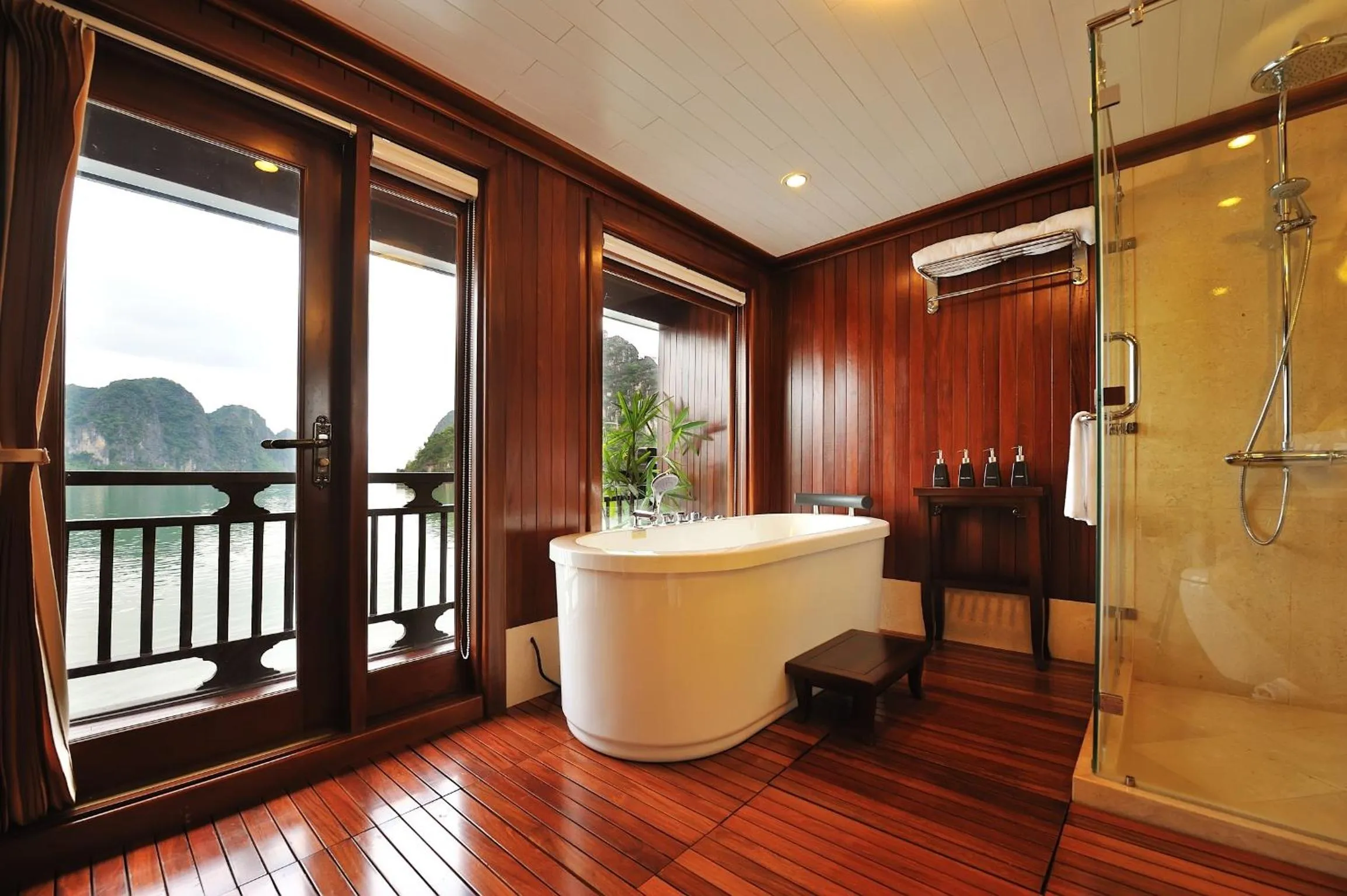 Shower in Paradise Peak Cruise