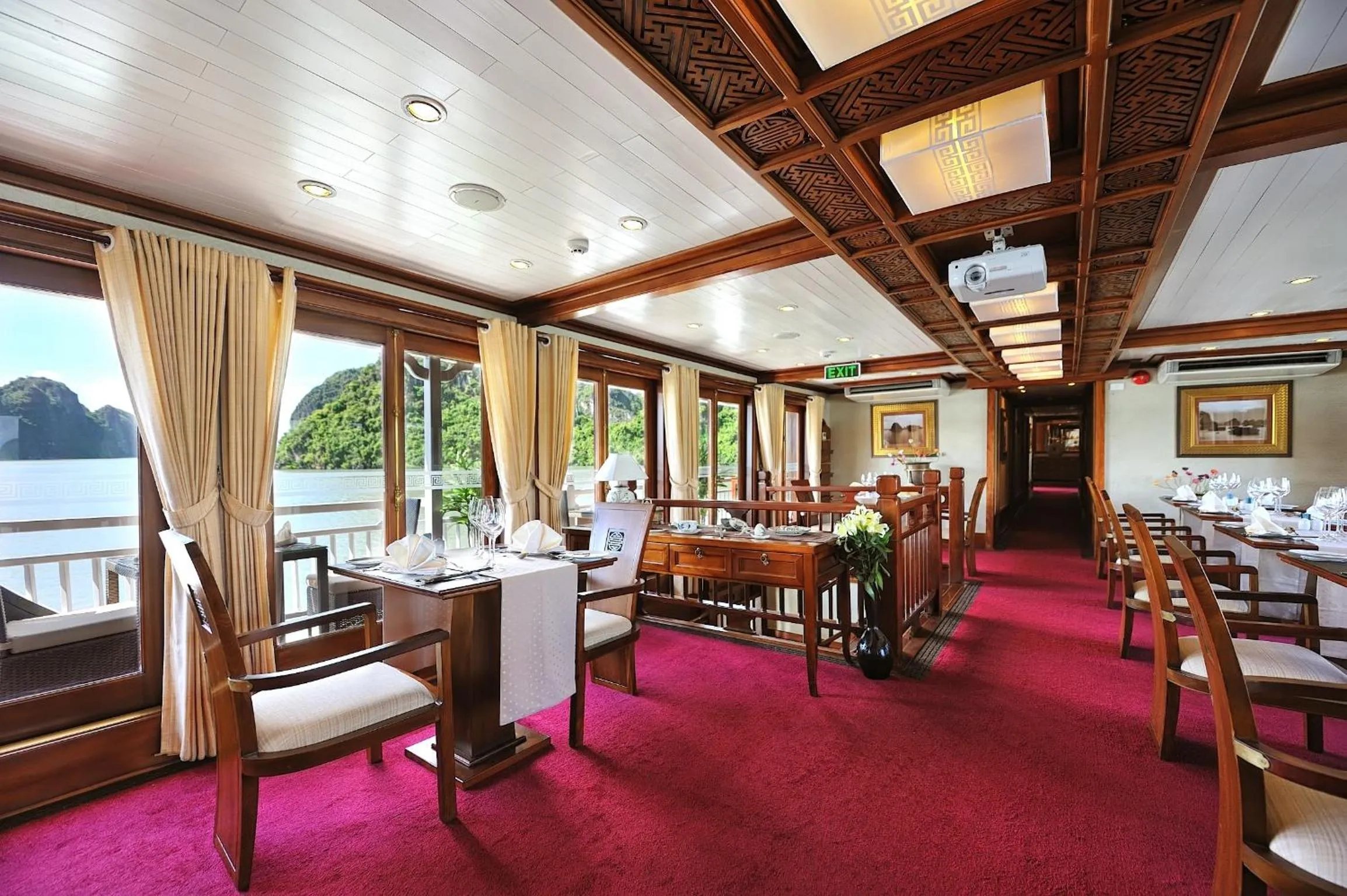 Restaurant/places to eat in Paradise Peak Cruise