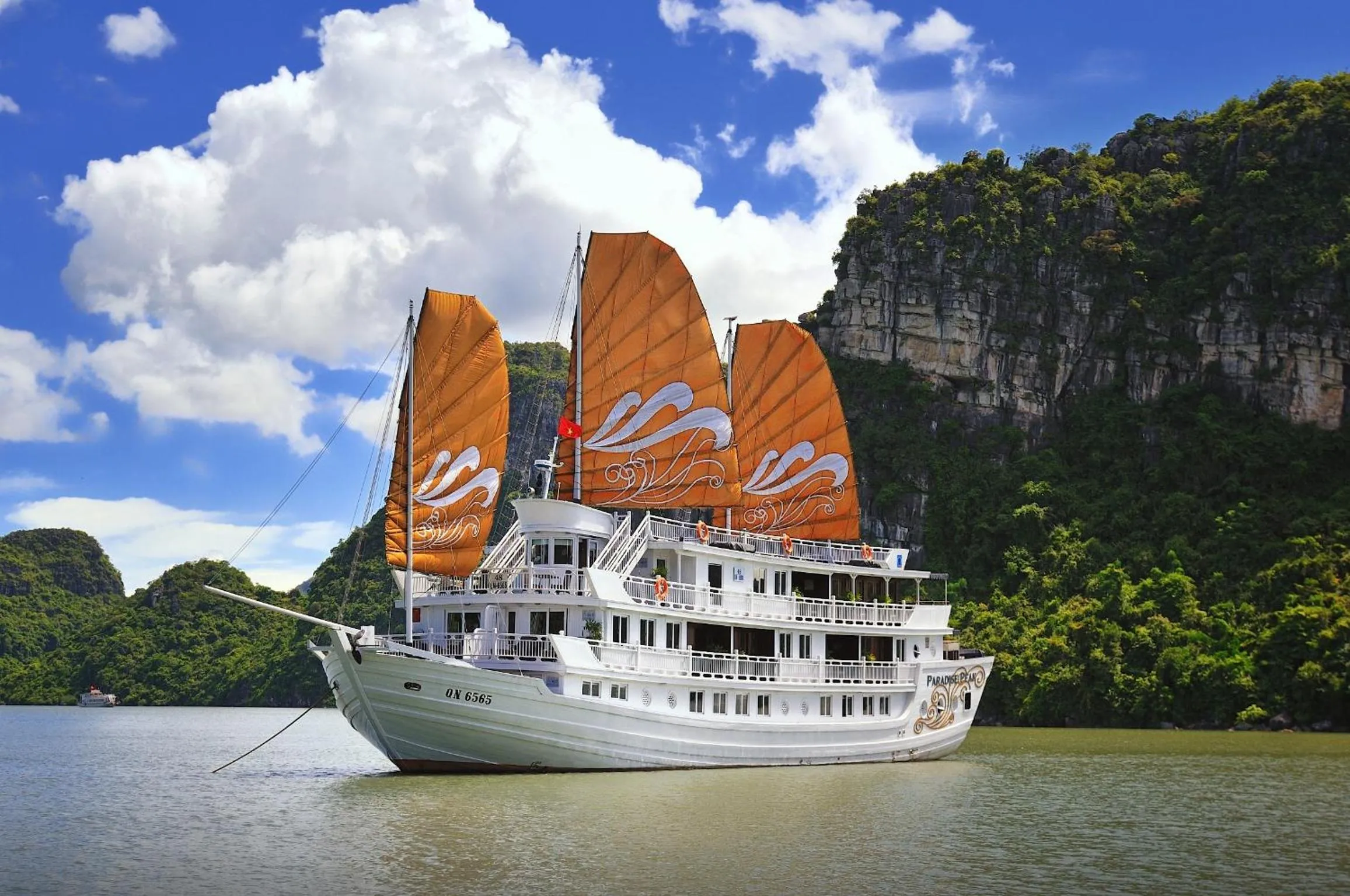 Facade/entrance in Paradise Peak Cruise