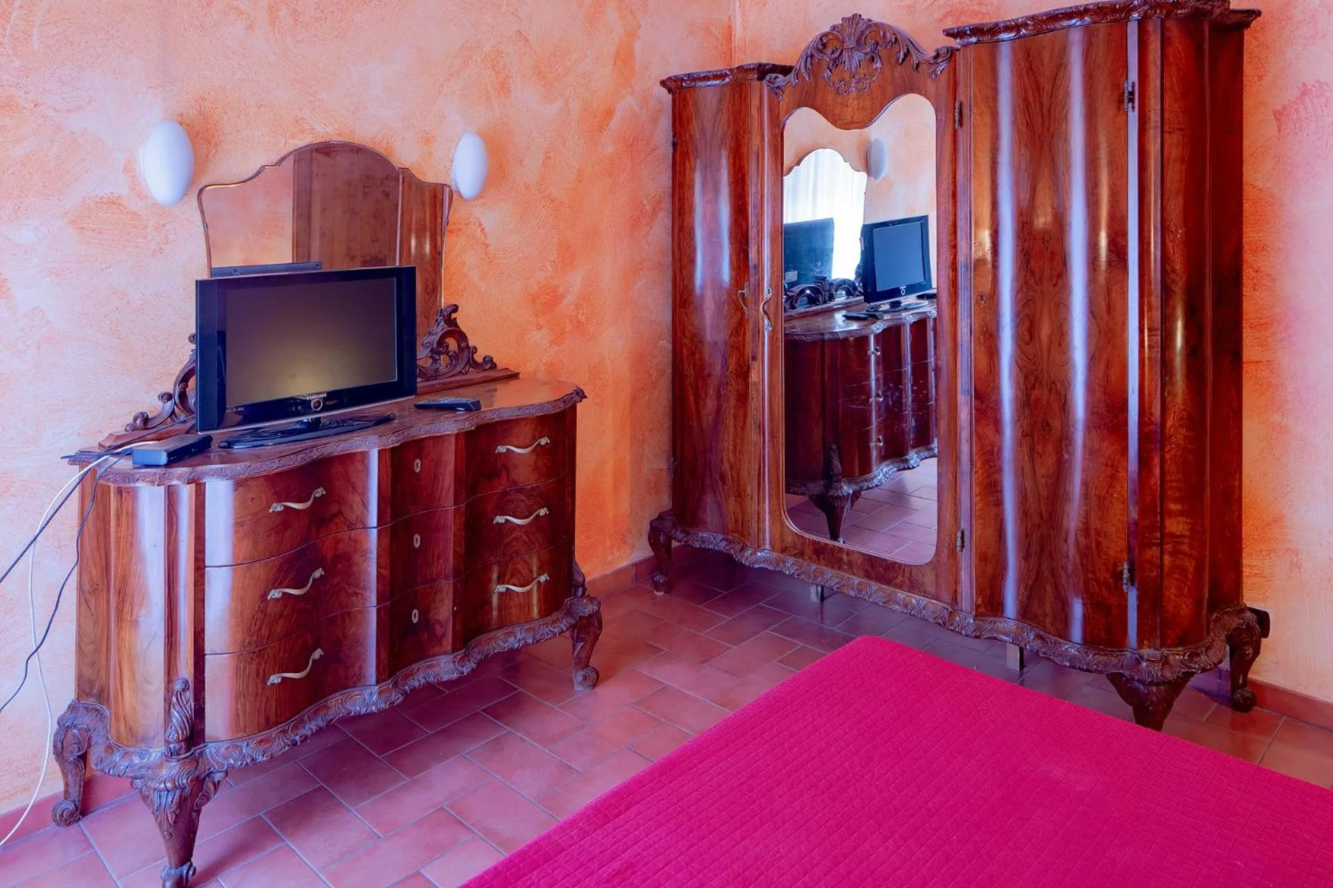 TV and multimedia, Bed in Albergo Diffuso Locanda Specchio Di Diana
