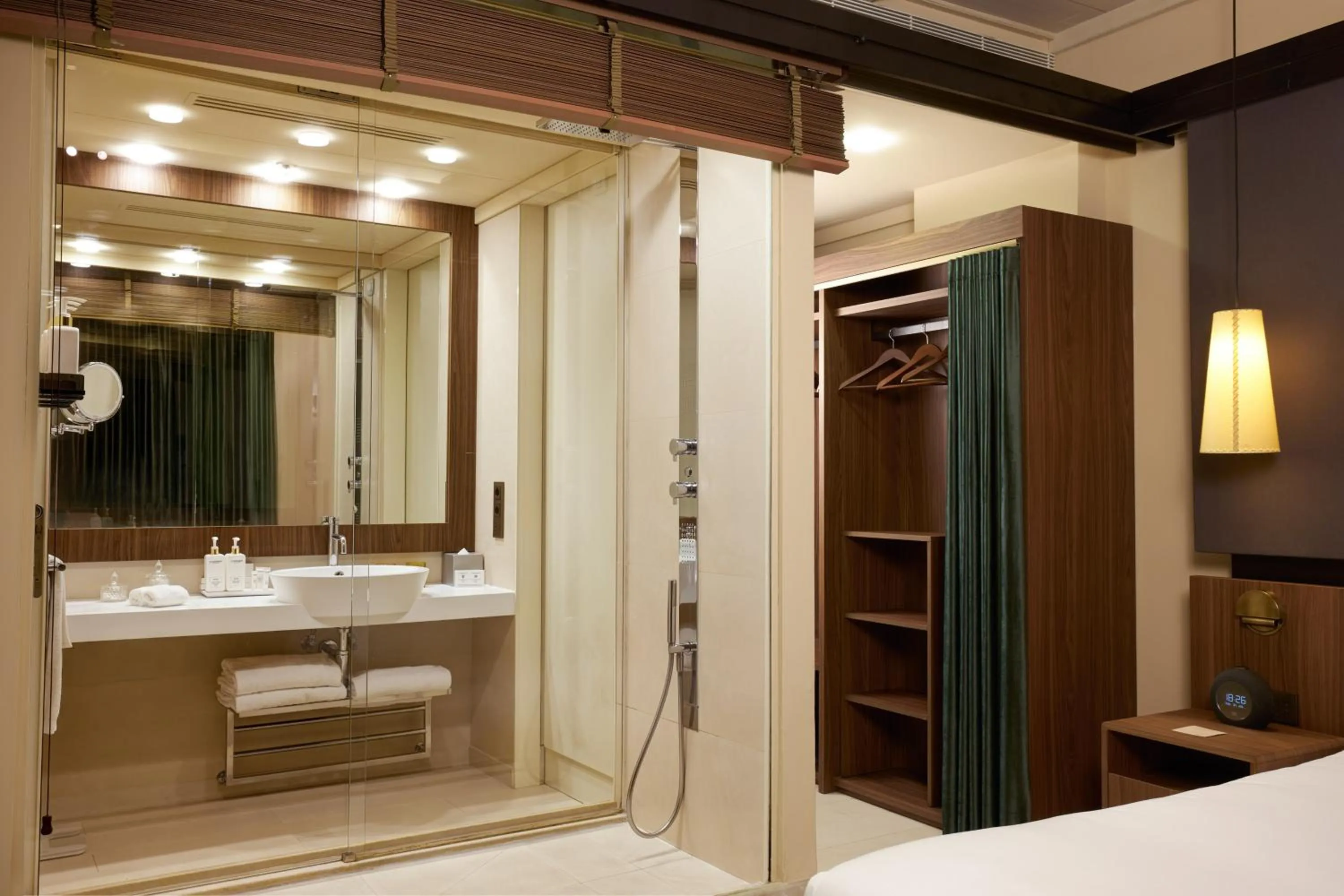 Shower, Bed in Villa Agrippina Gran Meliá – The Leading Hotels of the World