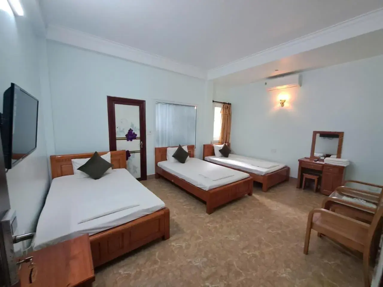 Quadruple Room with Balcony - single occupancy in Hoang Yen Guesthouse Quadruple Room with Balcony - single occupancy in Hoang Yen Guesthouse