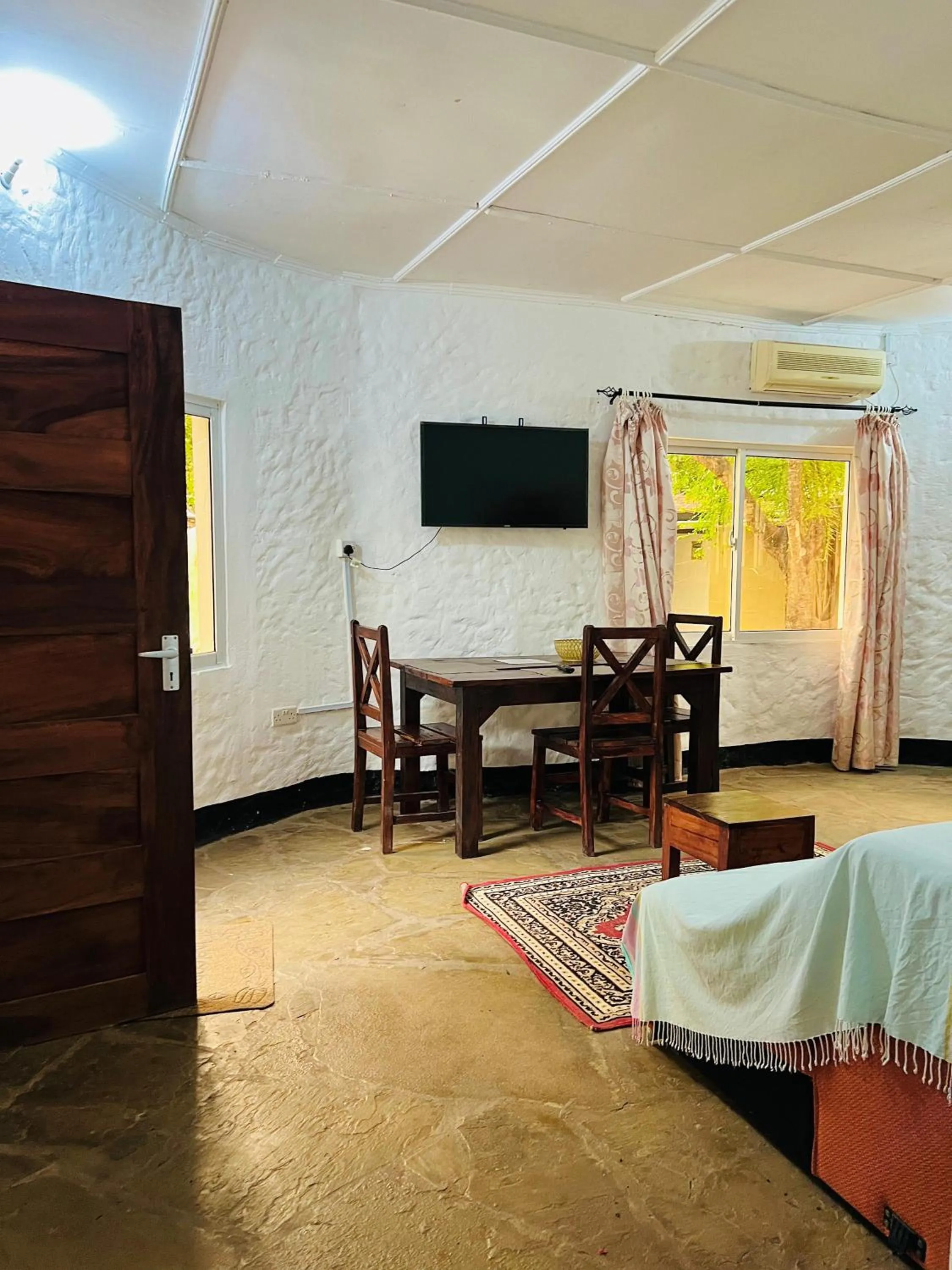 Bed in Tradewinds Lodge