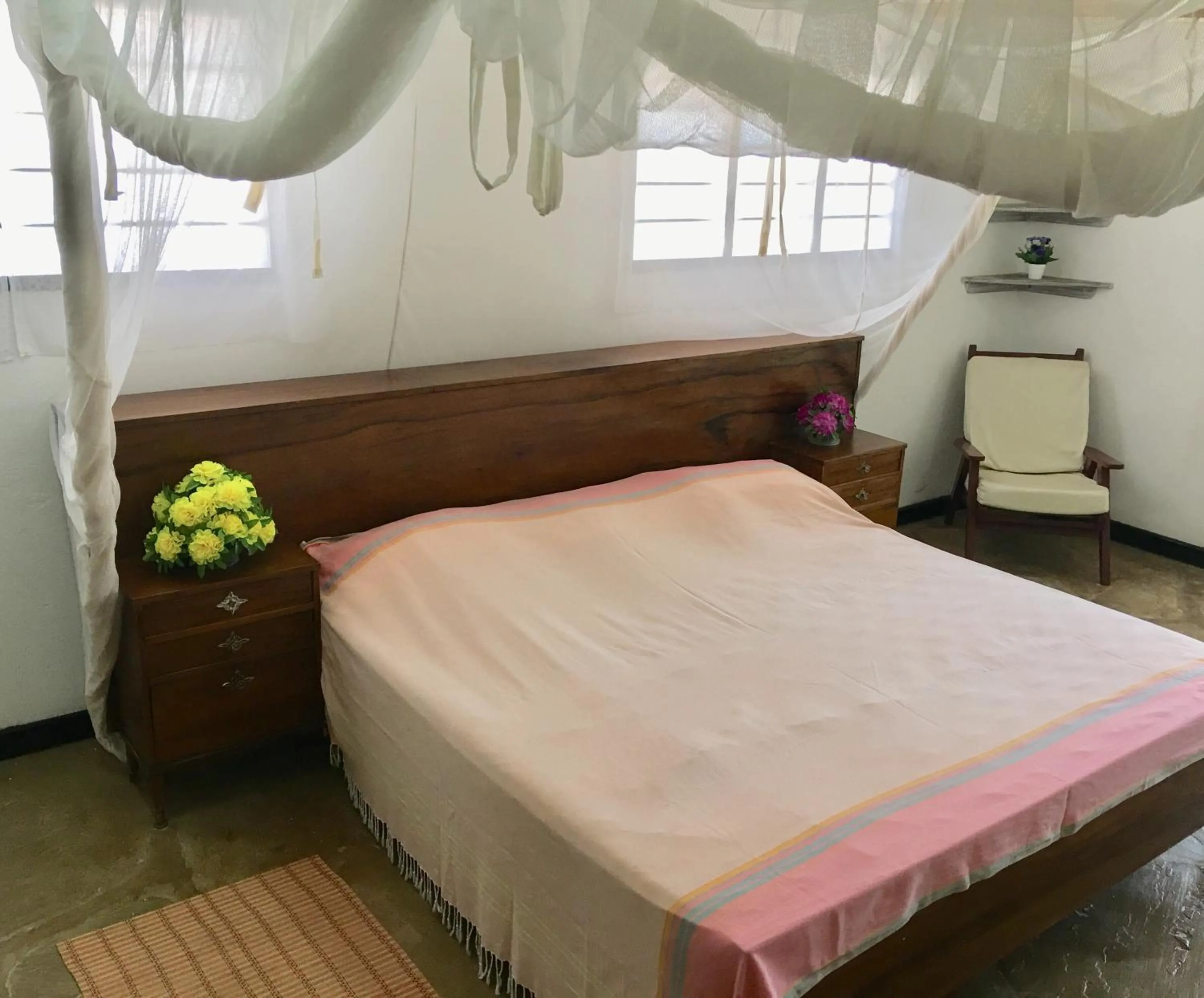 Bed in Tradewinds Lodge