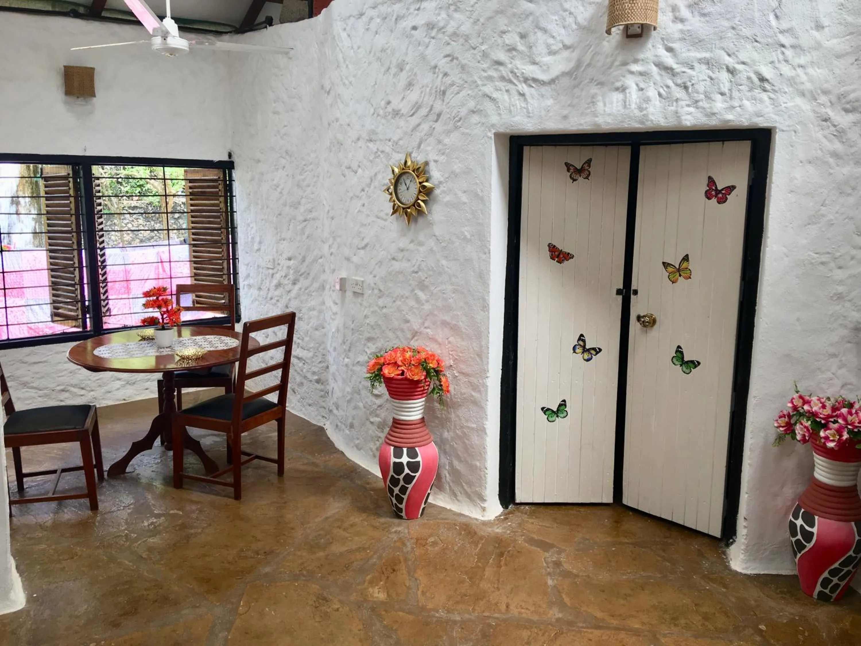 Dining area in Tradewinds Lodge