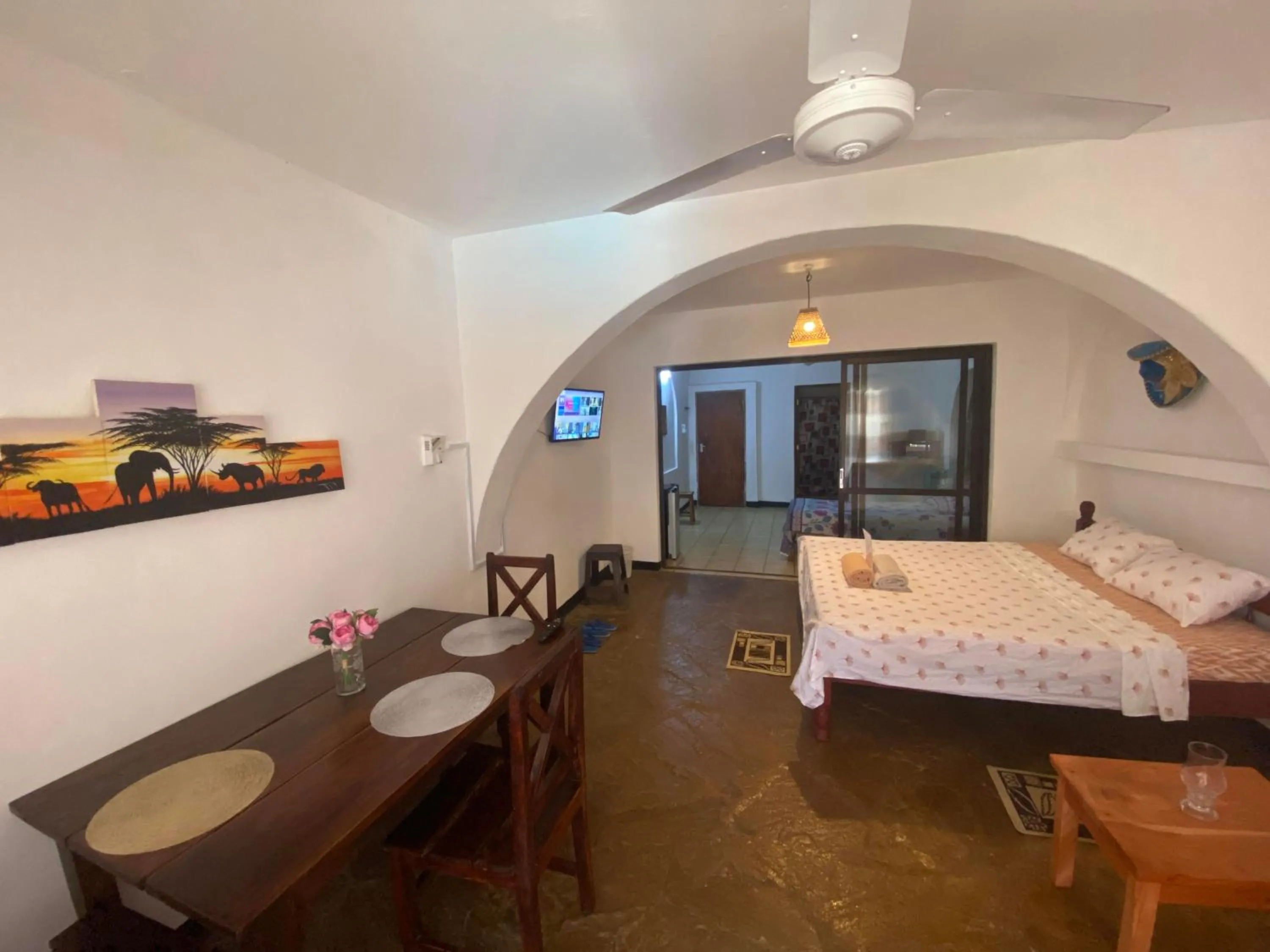 Bed in Tradewinds Lodge