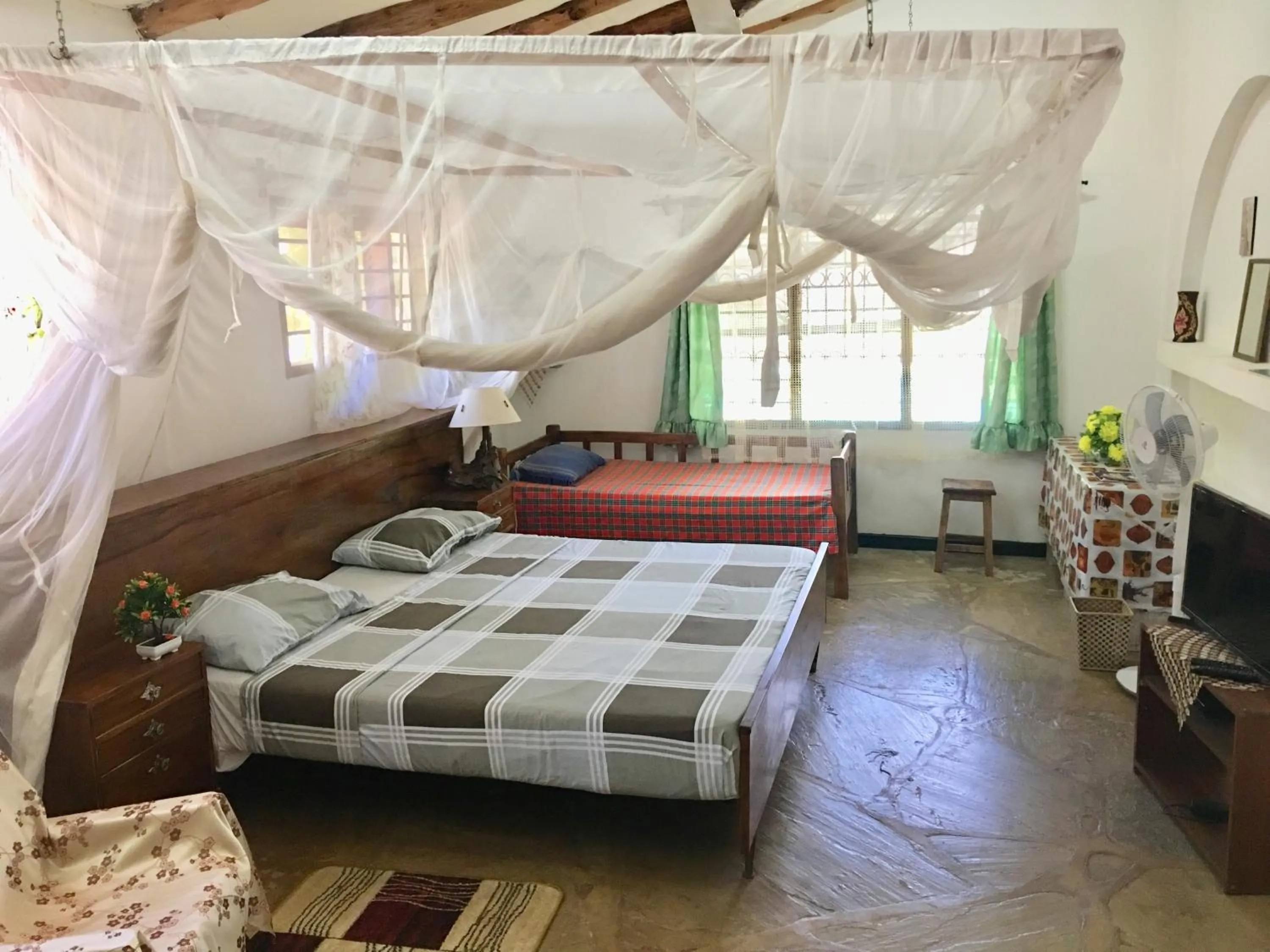 Bedroom, Bed in Tradewinds Lodge