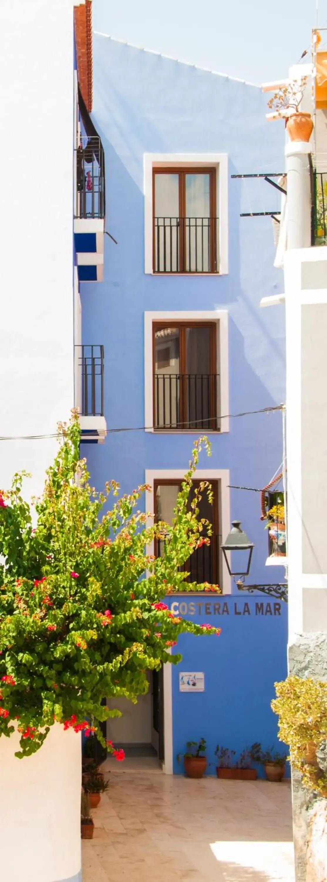 Facade/entrance in Wave Apartments Facade/entrance in Wave Apartments