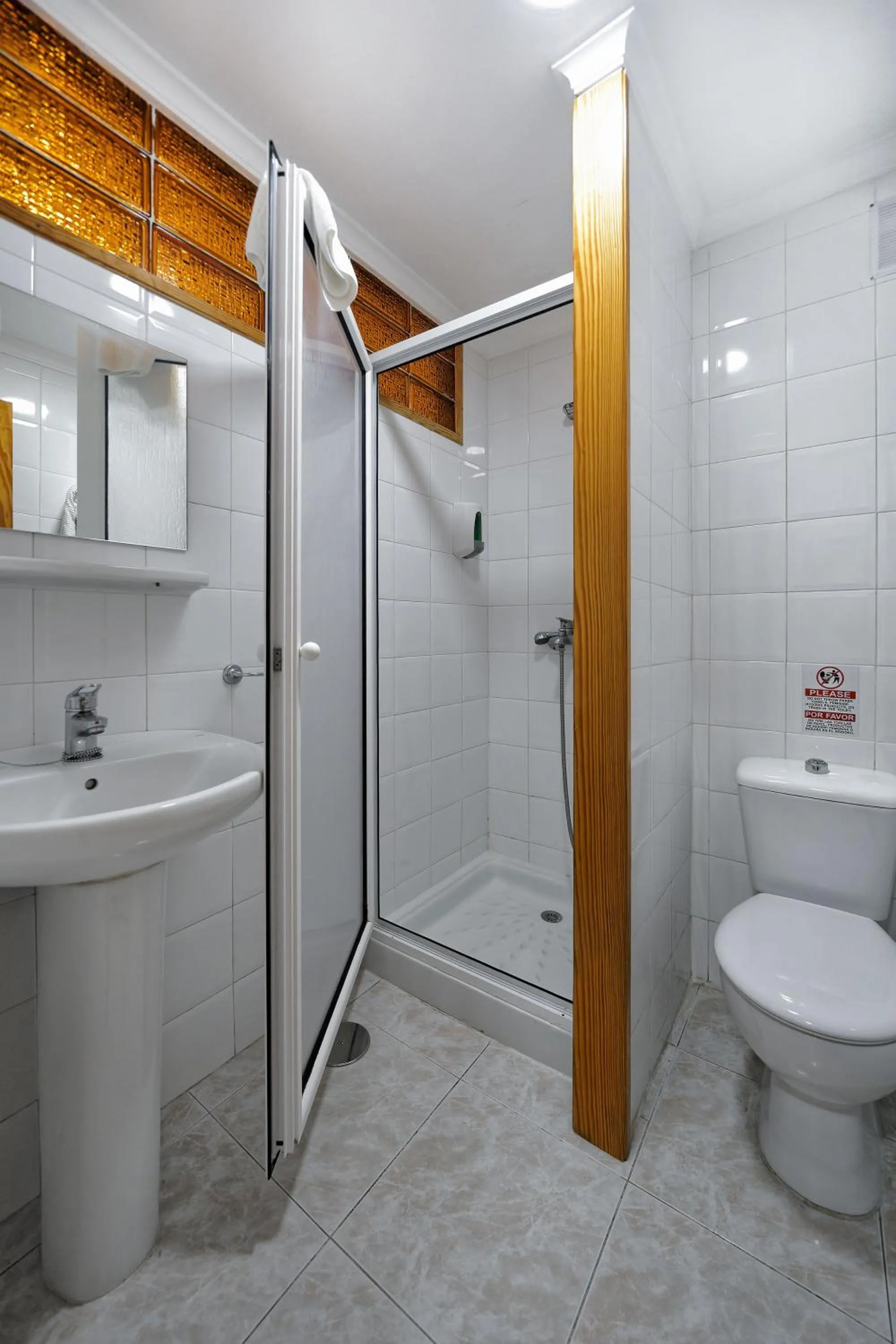 Bathroom in Apartamentos Strelitzias