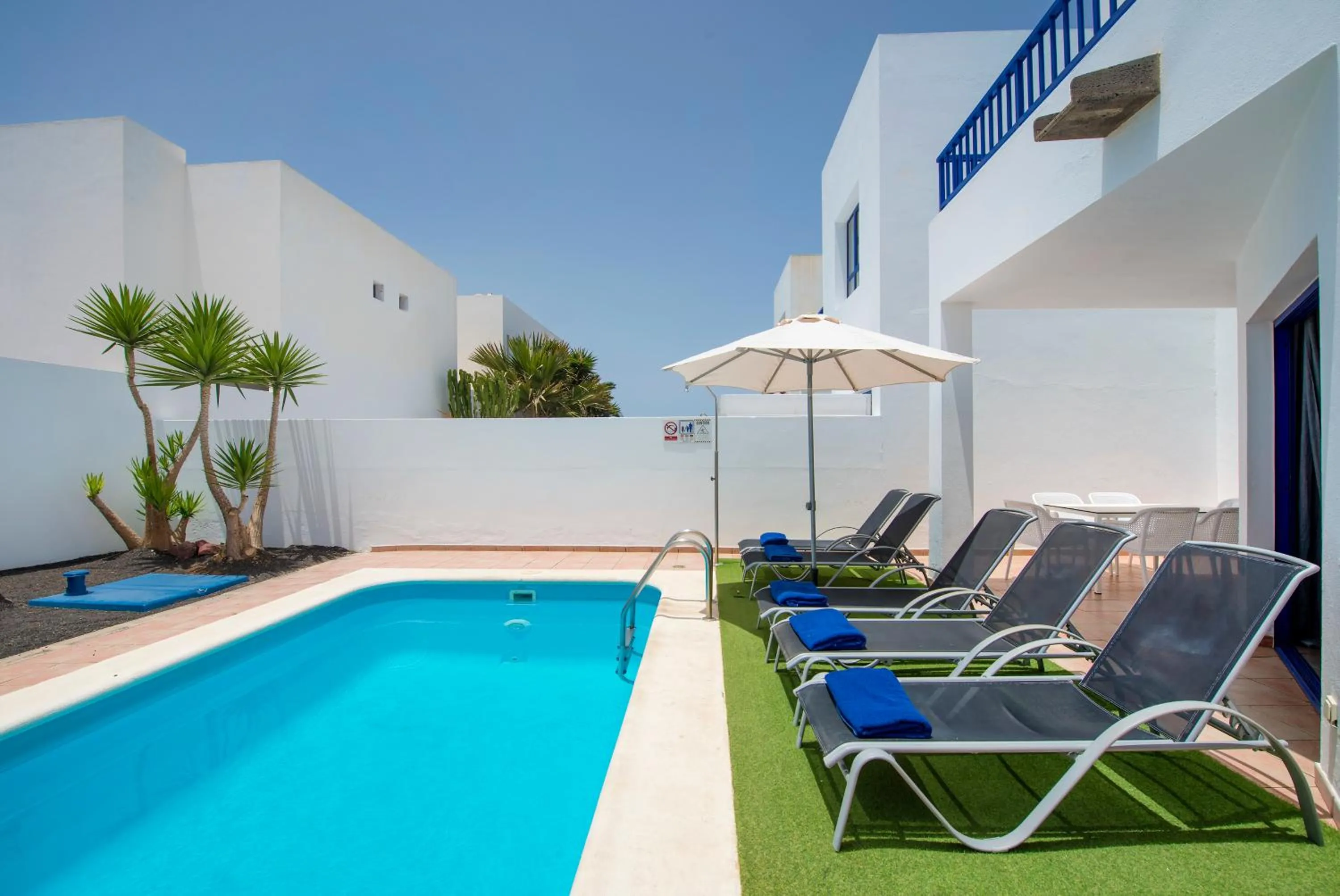 Swimming pool in Villas Puerto Rubicon