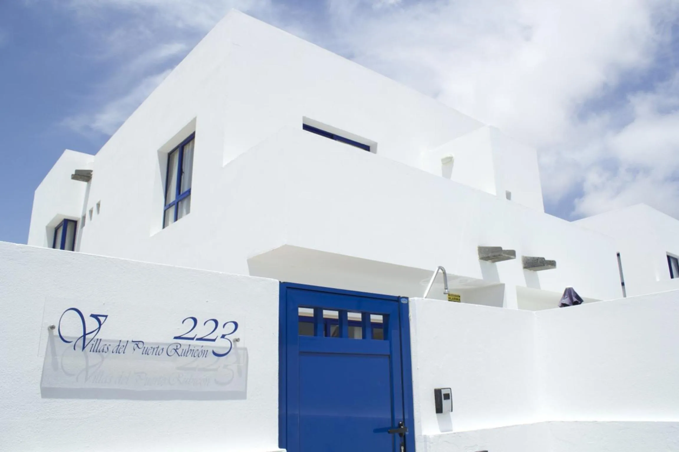 Facade/entrance in Villas Puerto Rubicon