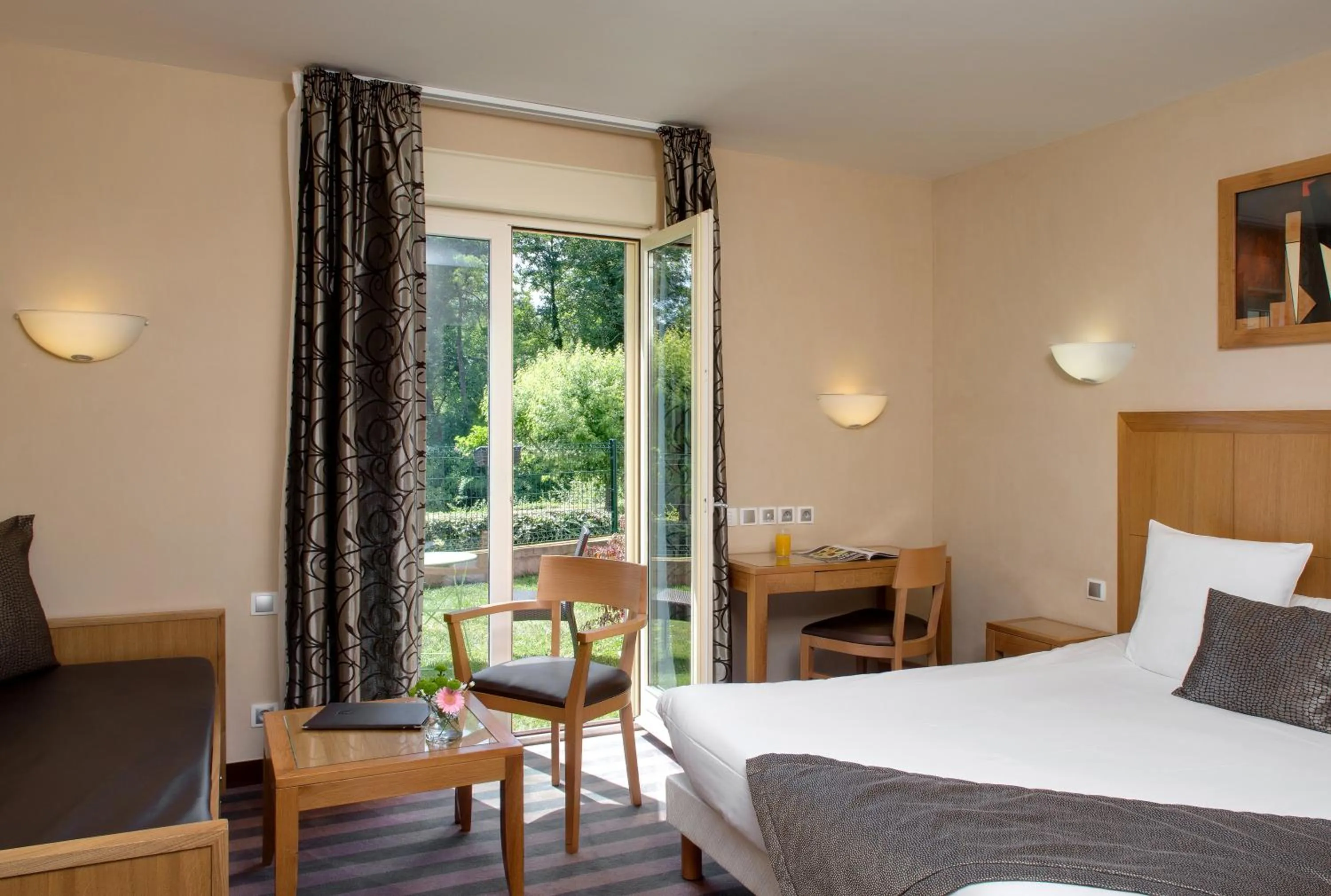 Balcony/Terrace, Bed in Auberge Du Moulin Marin