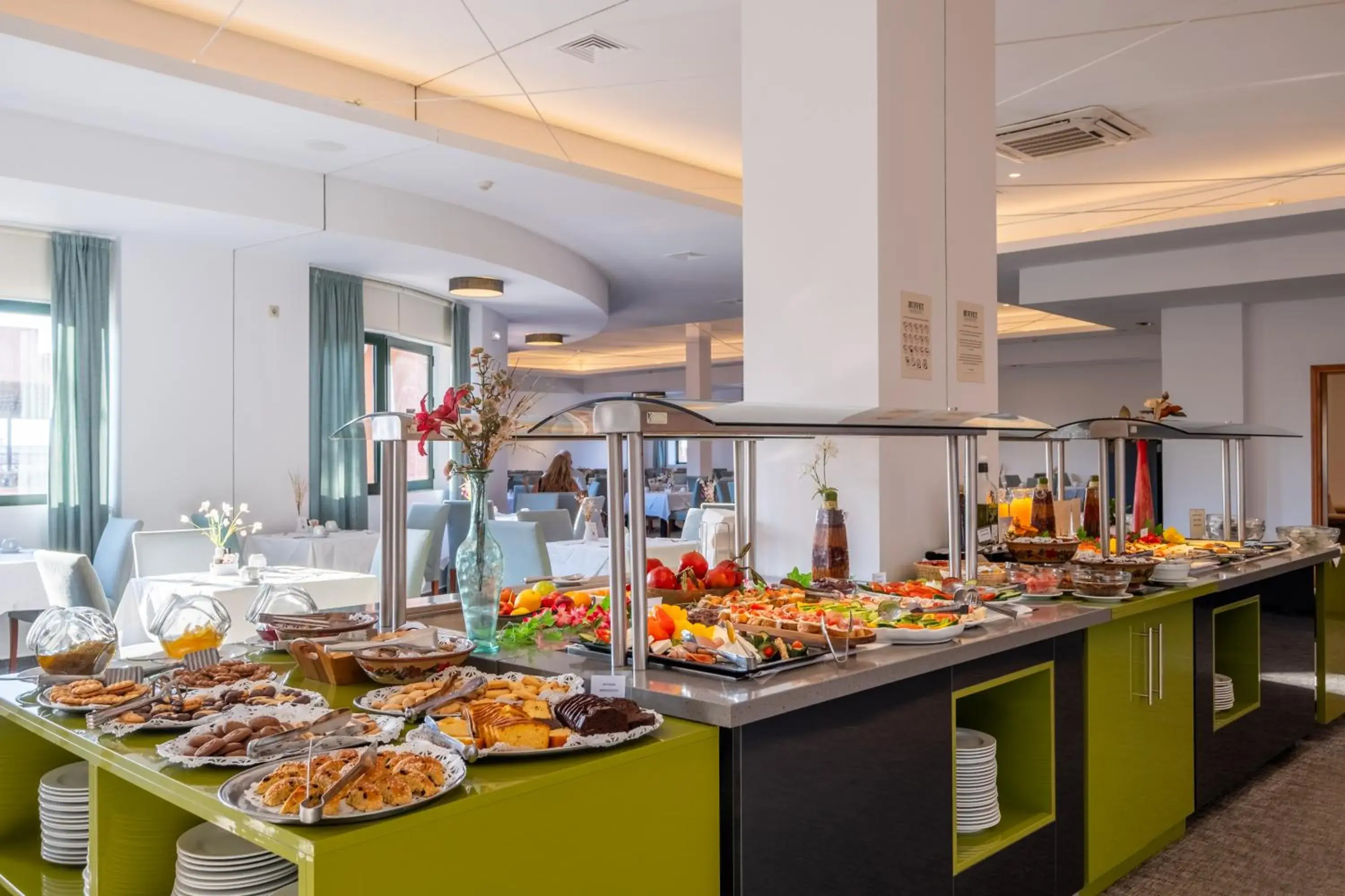 Restaurant/places to eat in Mediterranean Beach Resort Restaurant/places to eat in Mediterranean Beach Resort