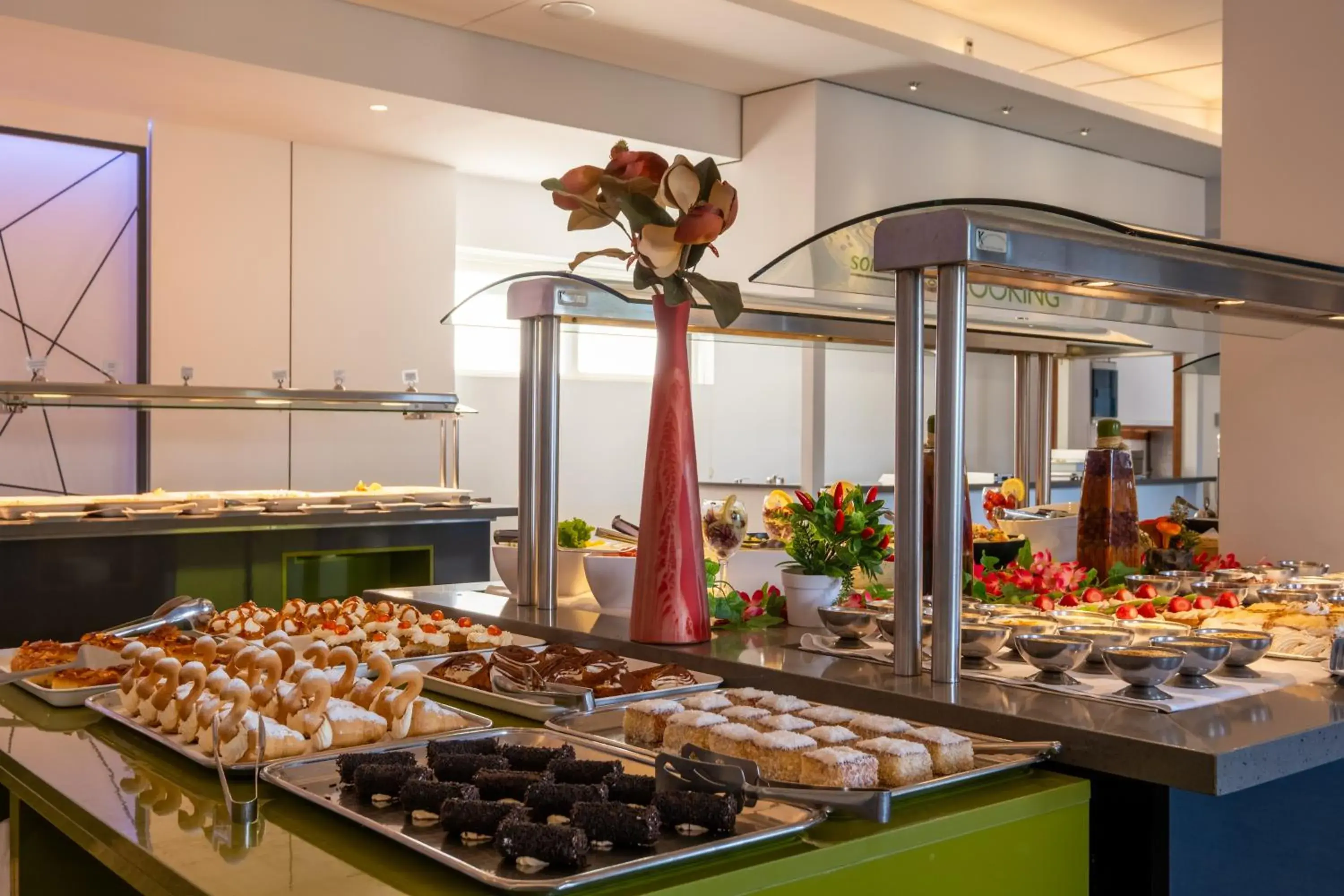 Restaurant/places to eat in Mediterranean Beach Resort Restaurant/places to eat in Mediterranean Beach Resort