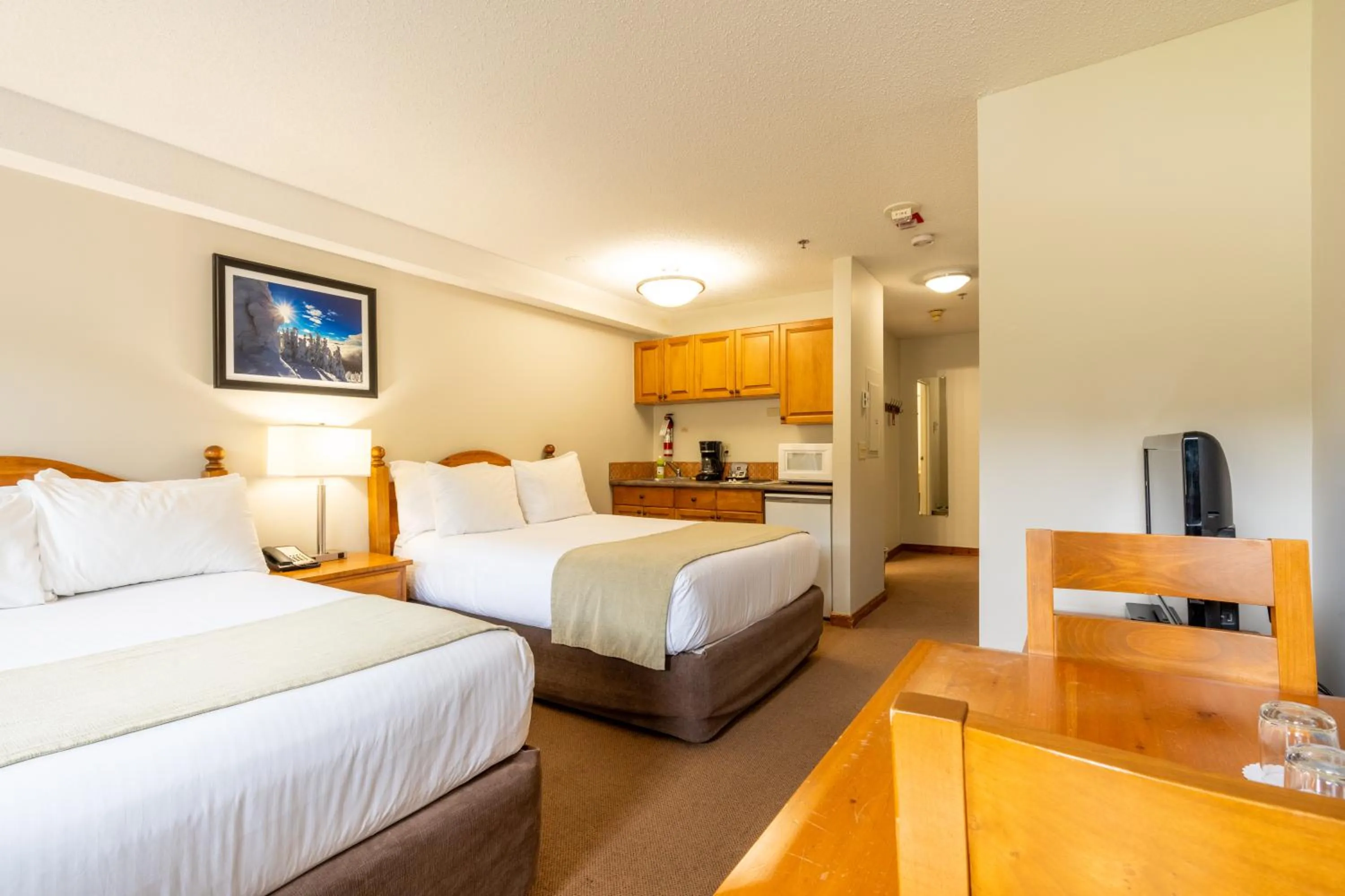 Photo of the whole room, Bed in Sundance Lodge