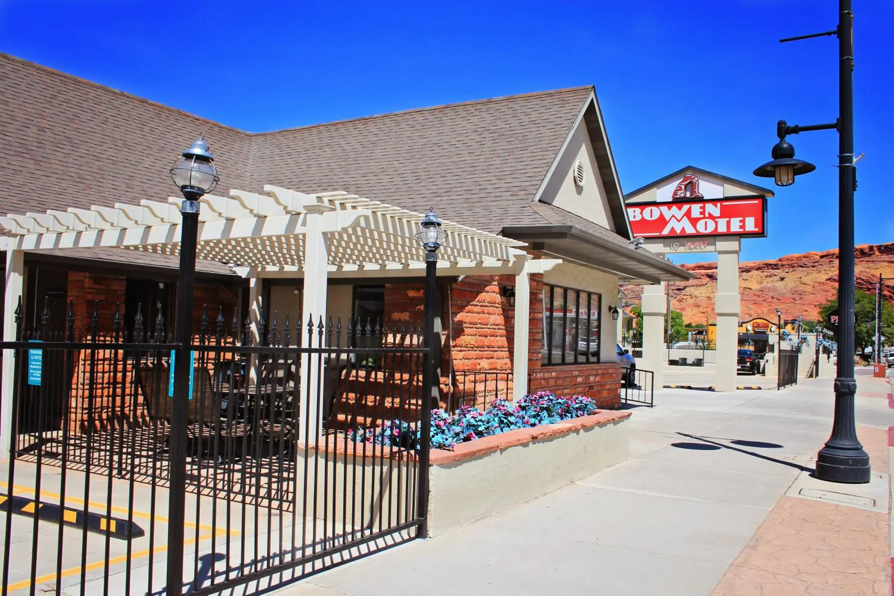 Facade/entrance in Bowen Motel Facade/entrance in Bowen Motel