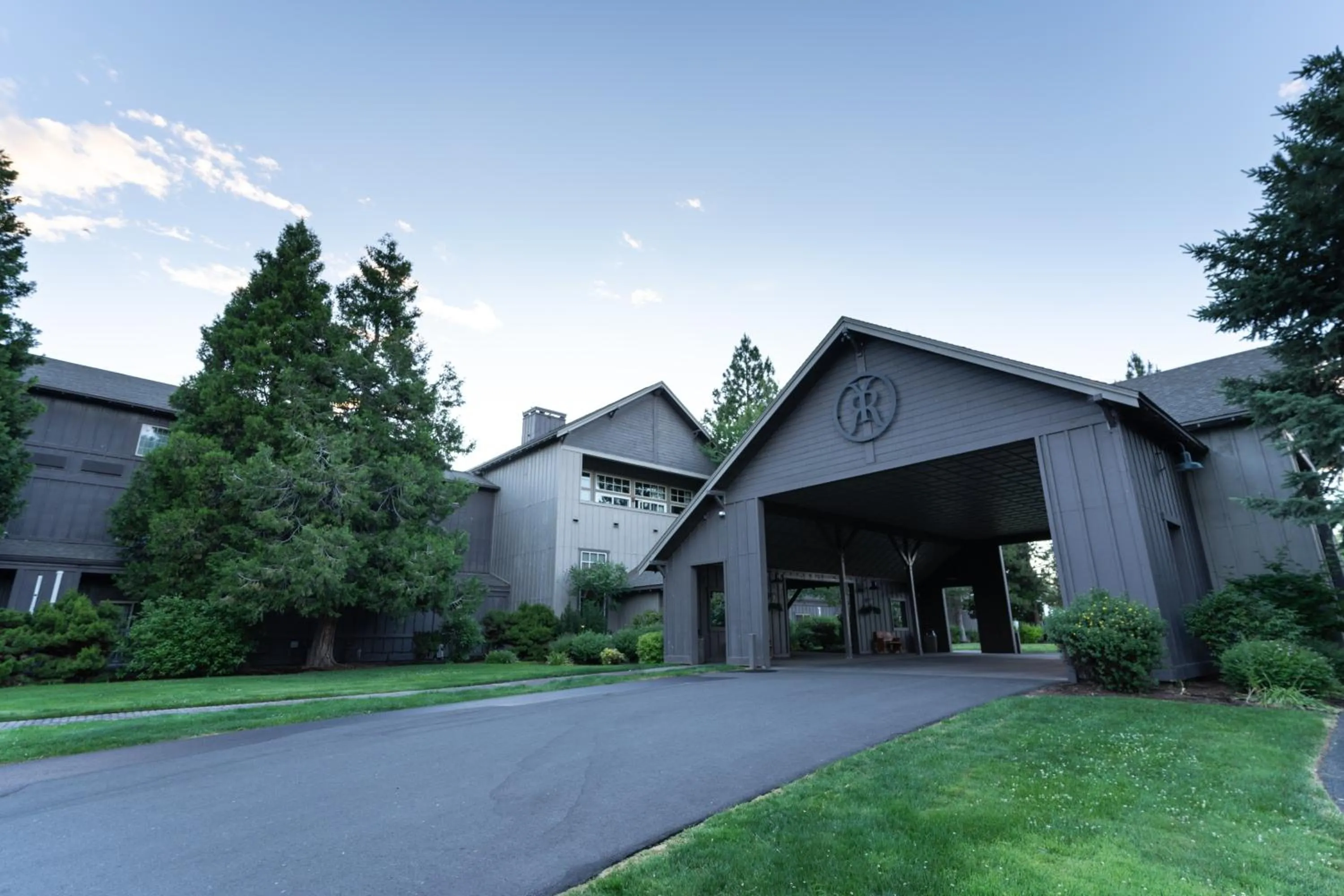 Property building in Running Y Ranch Golf & Spa Resort