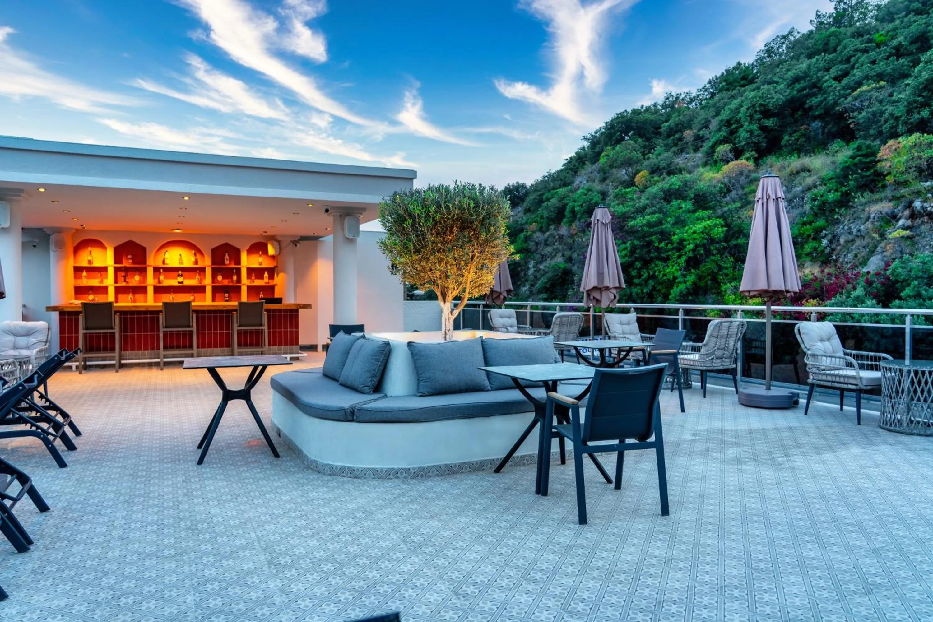 Montebello Deluxe Hotel