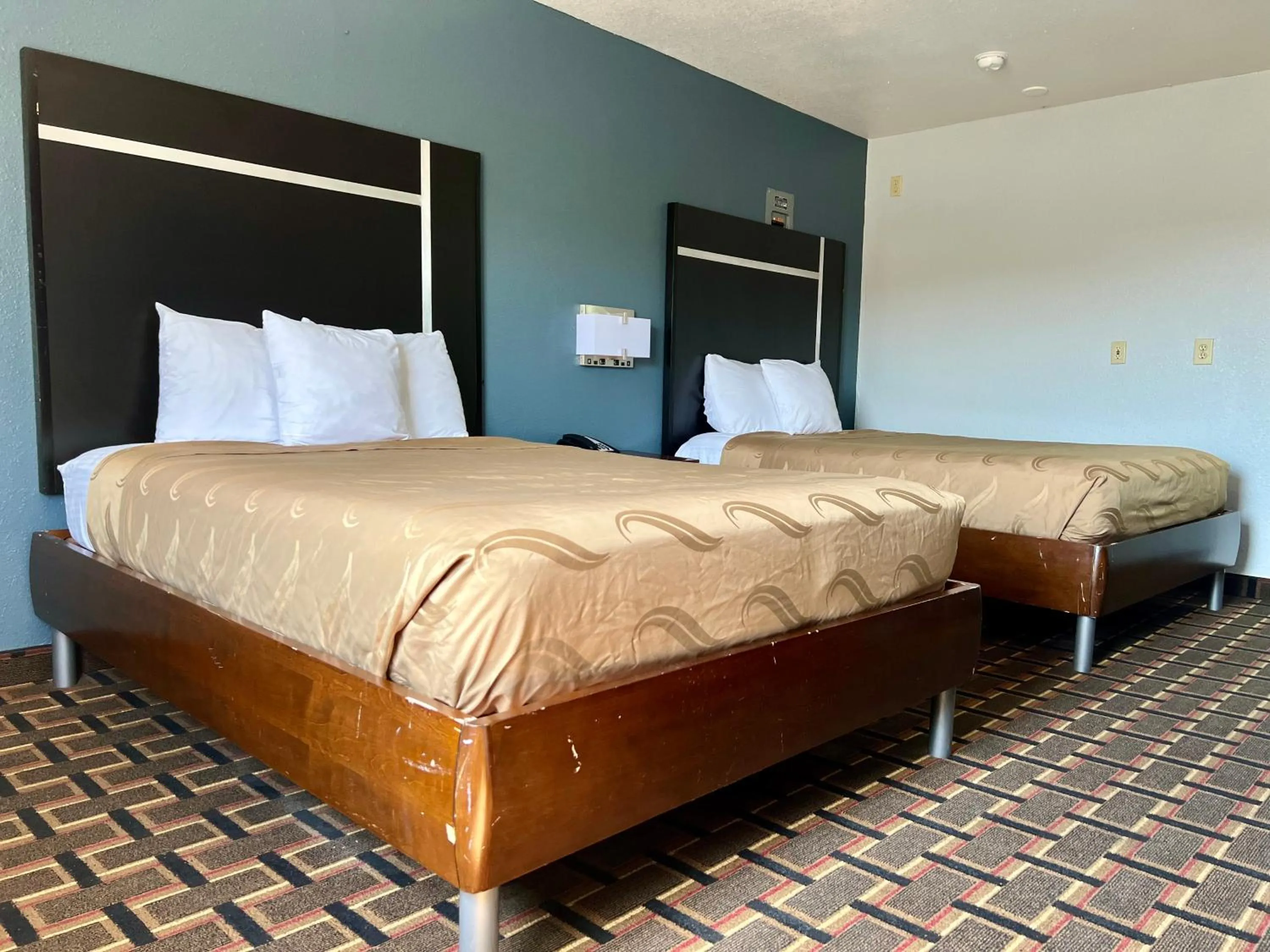 Bed in Americas Best Value Inn and Suites Albemarle