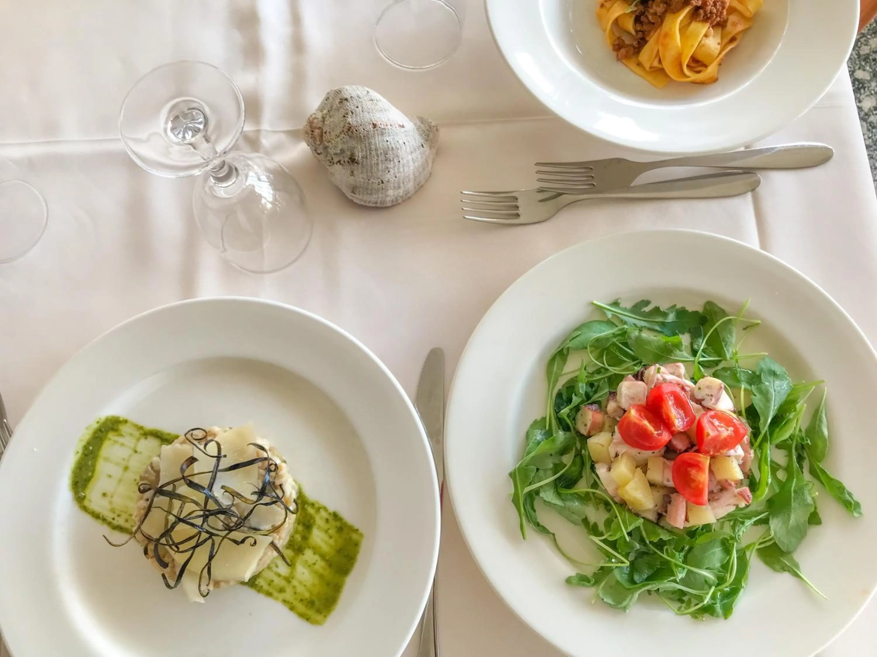 Restaurant/places to eat in Hotel Caesar