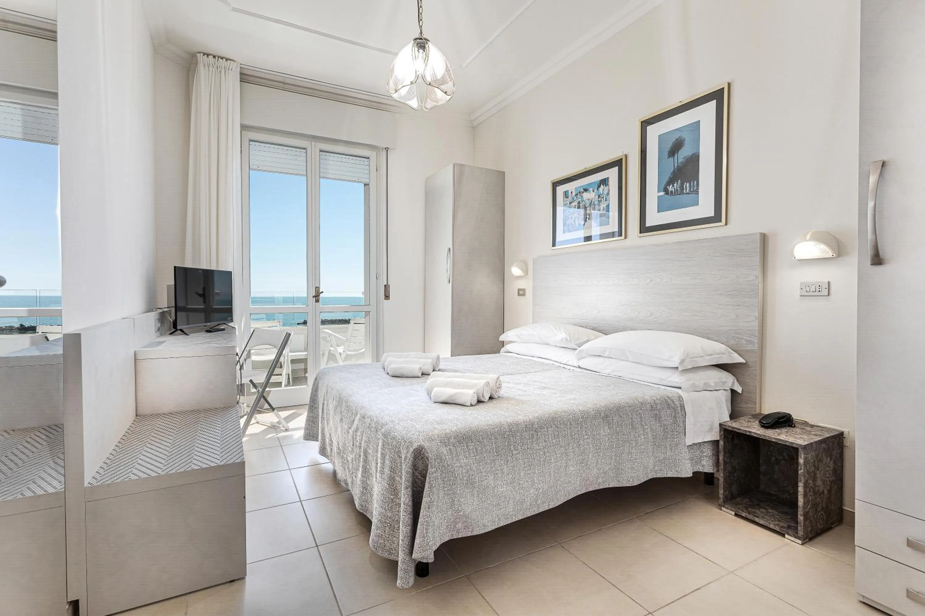 Photo of the whole room in Hotel Caesar