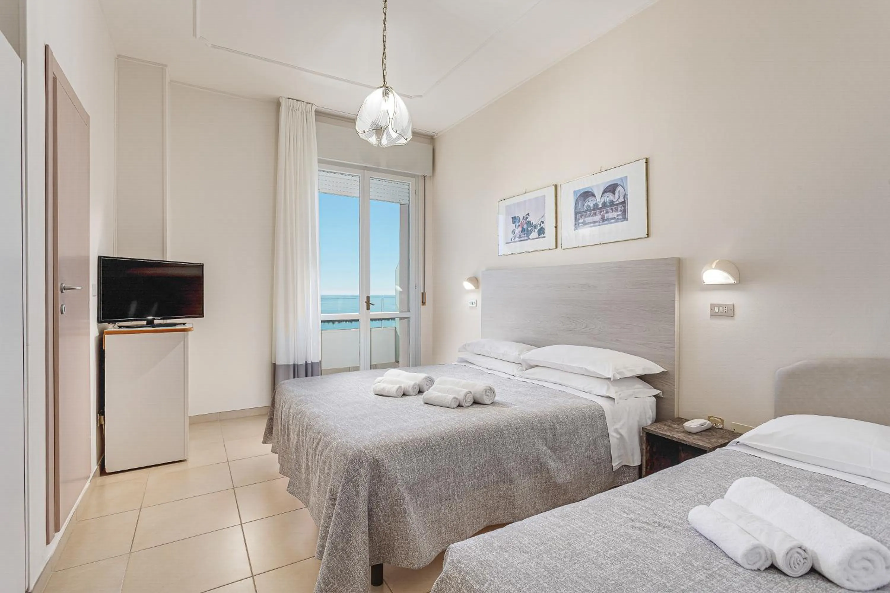 Photo of the whole room in Hotel Caesar