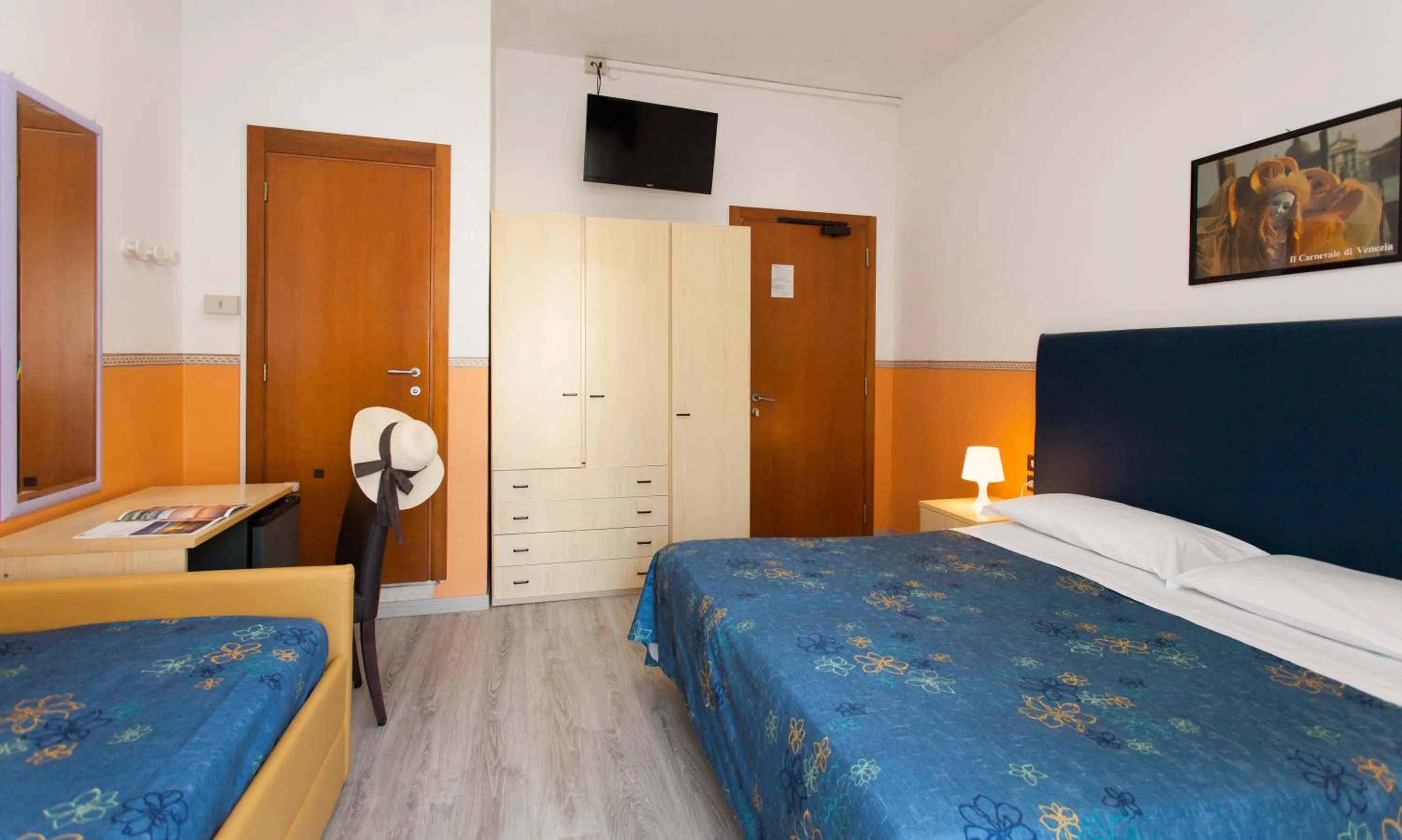 Shower, Bed in Hotel Danubio