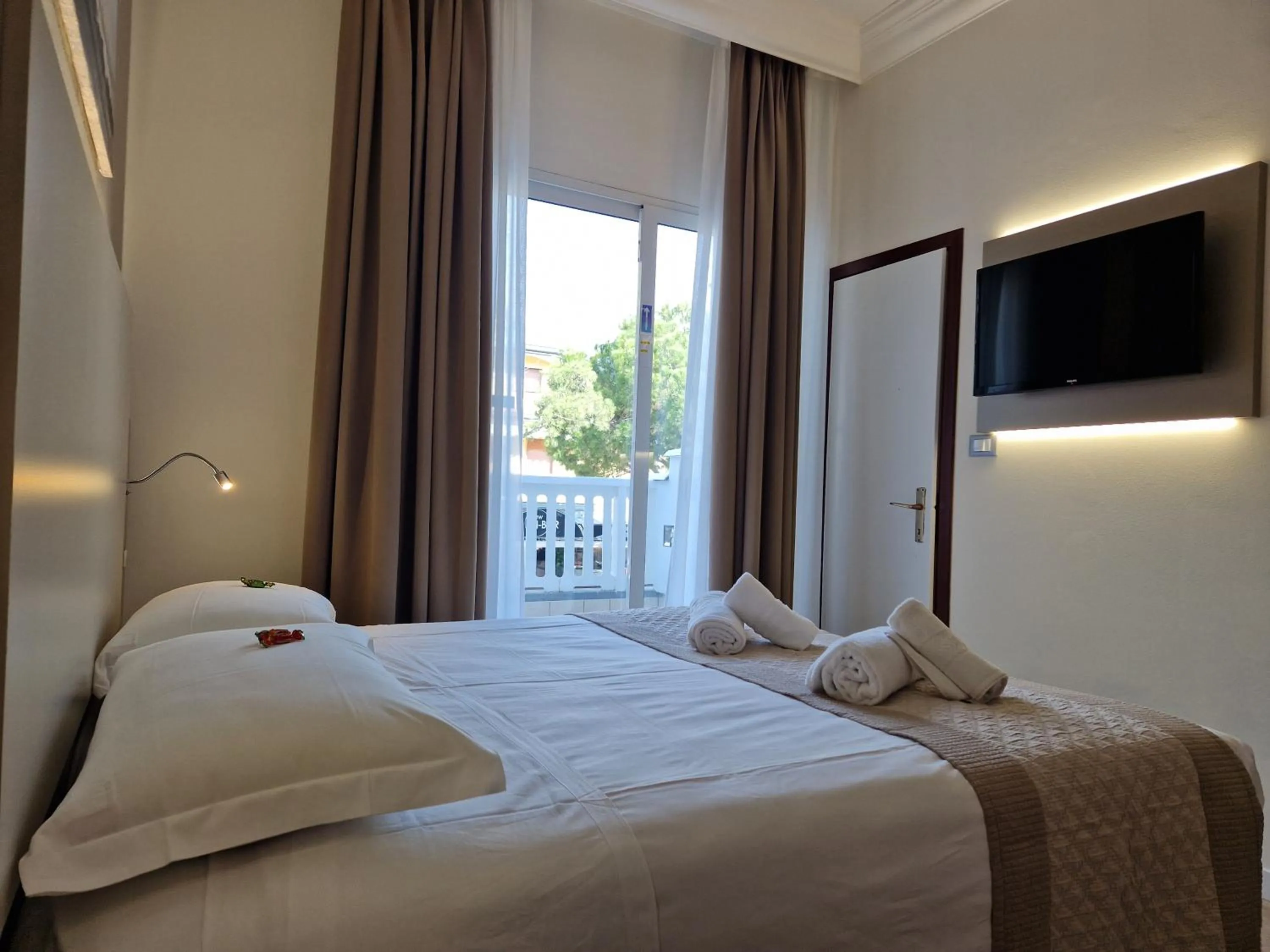 Shower, Bed in Hotel Danubio