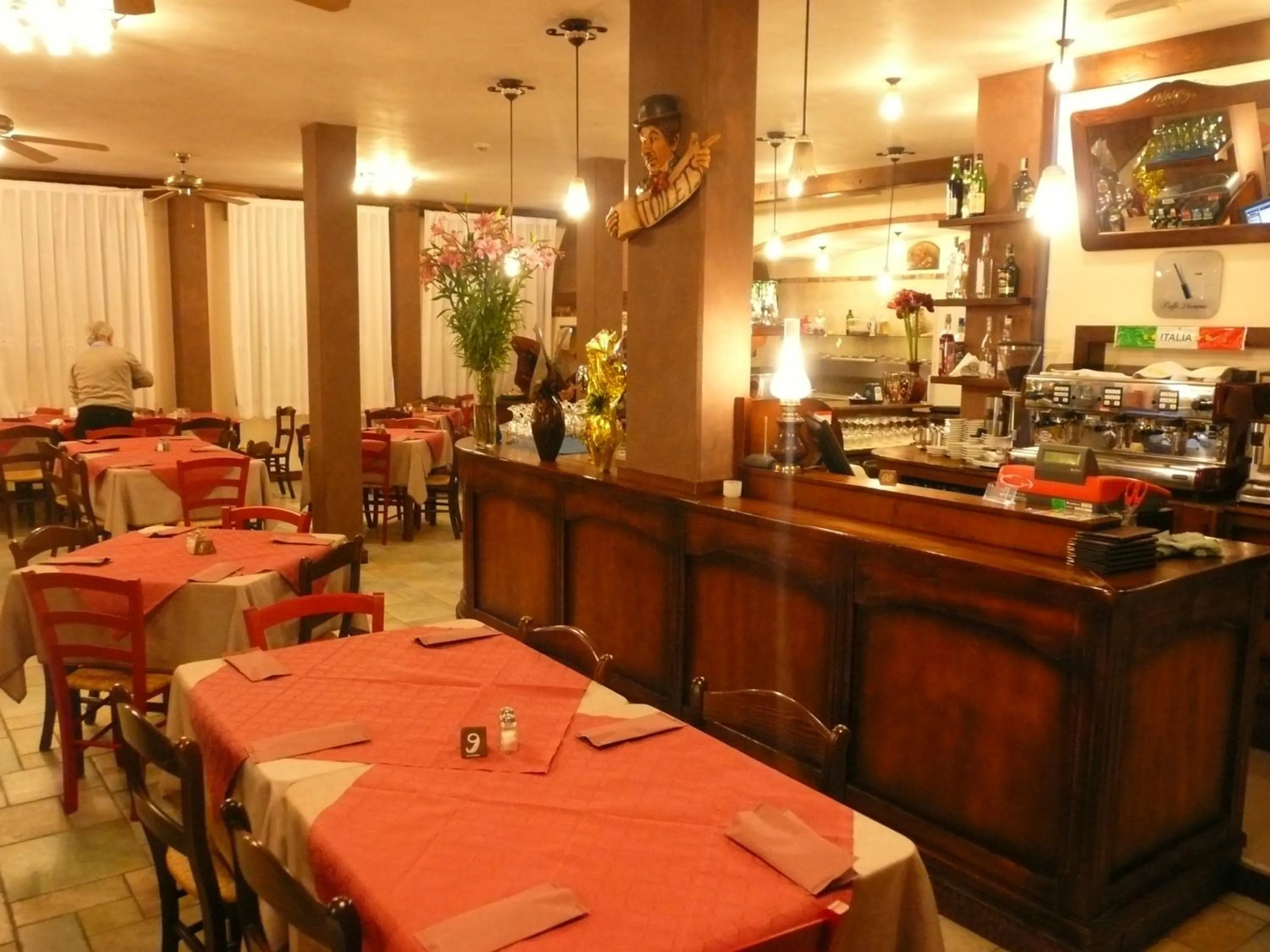 Restaurant/places to eat in Hotel Danubio