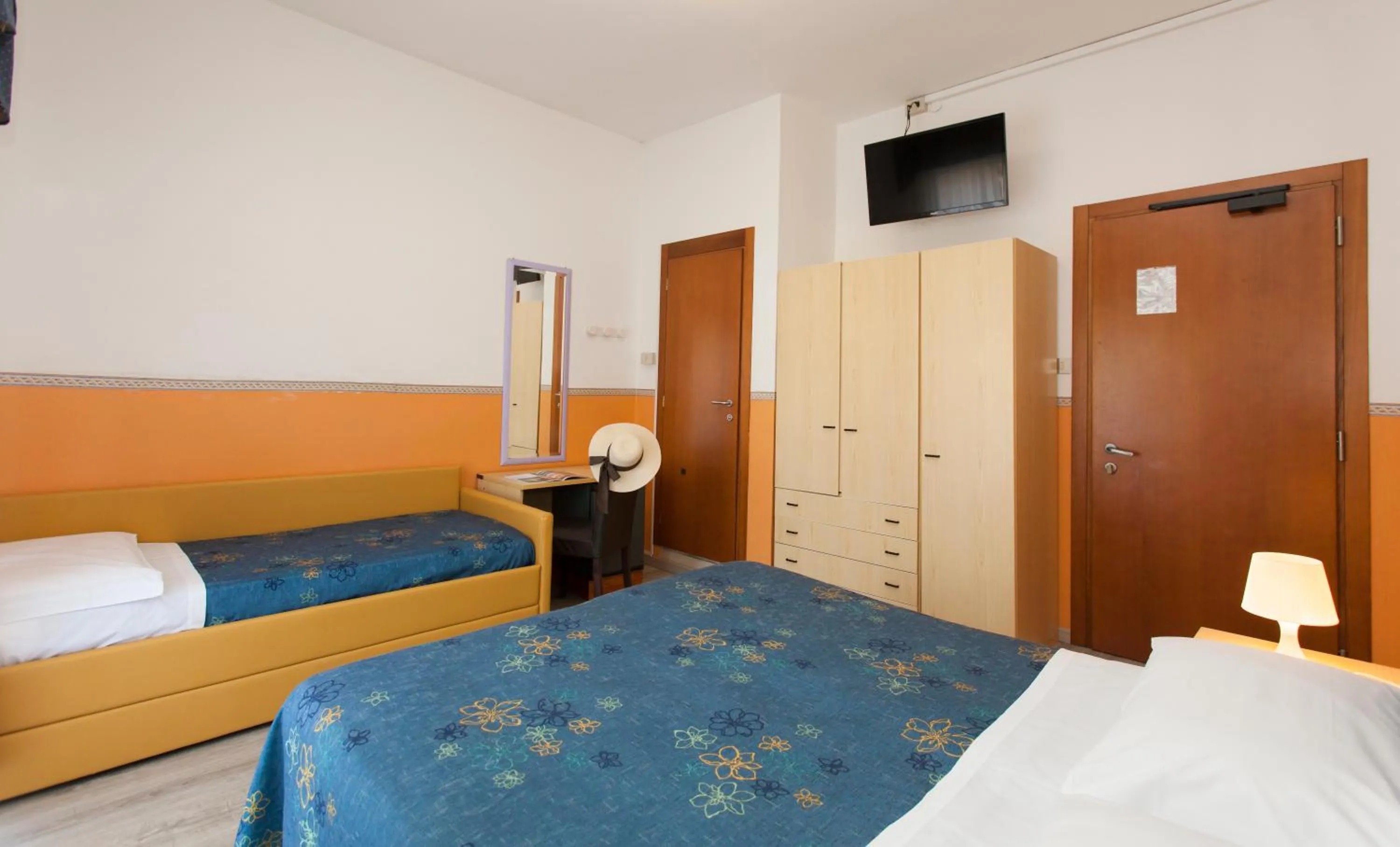 Shower, Bed in Hotel Danubio