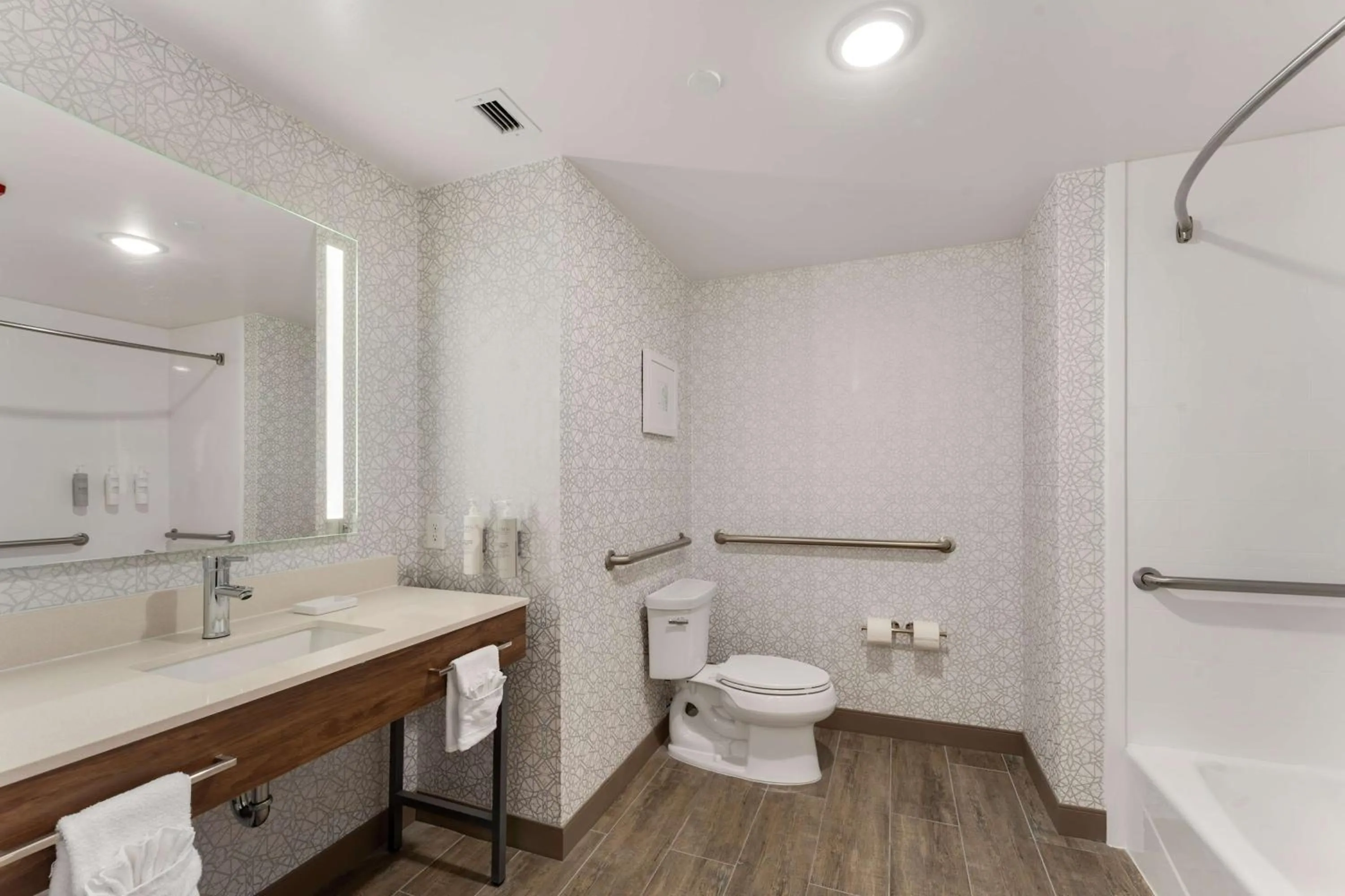 Bathroom in Hampton Inn Milford