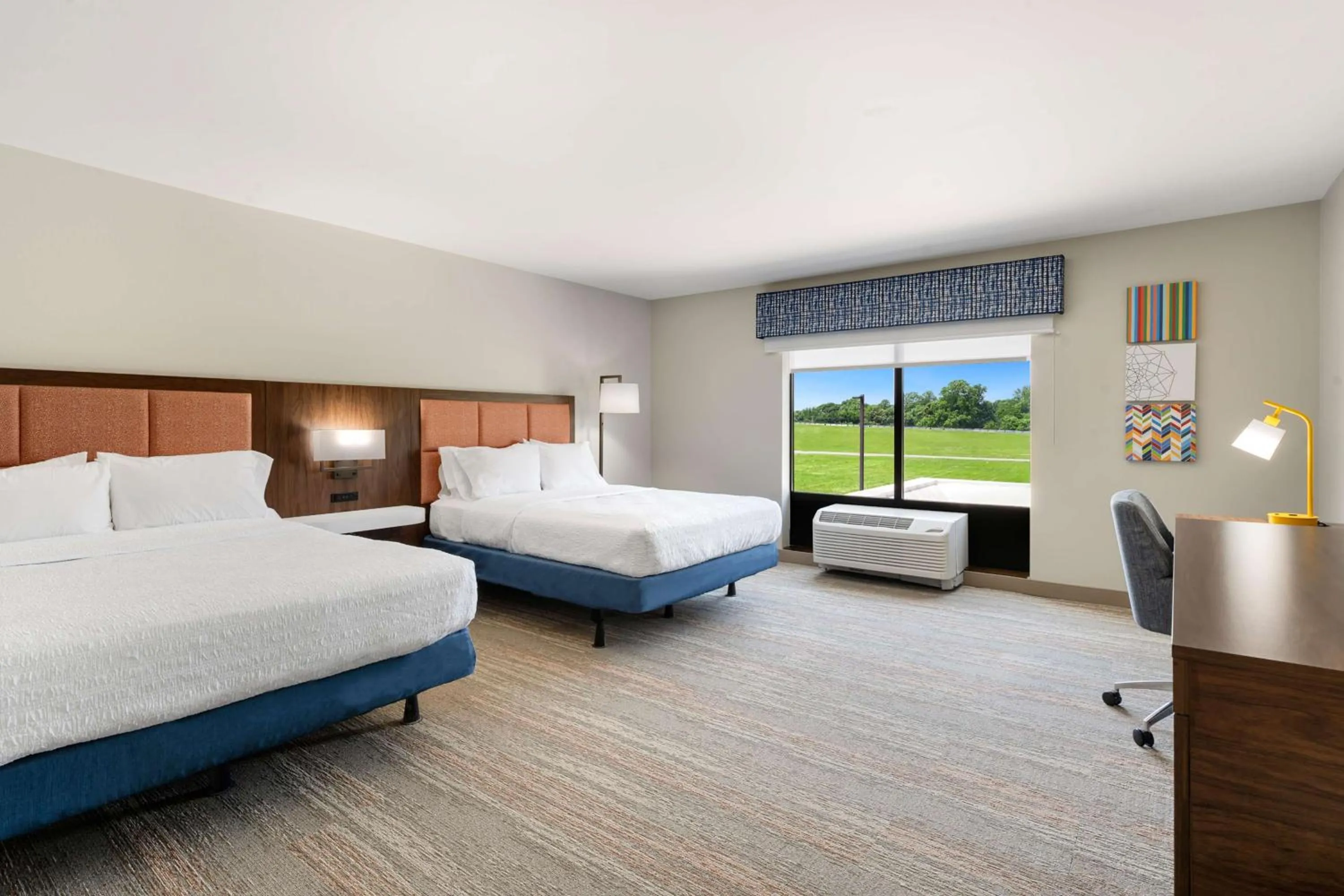 Bed in Hampton Inn Milford