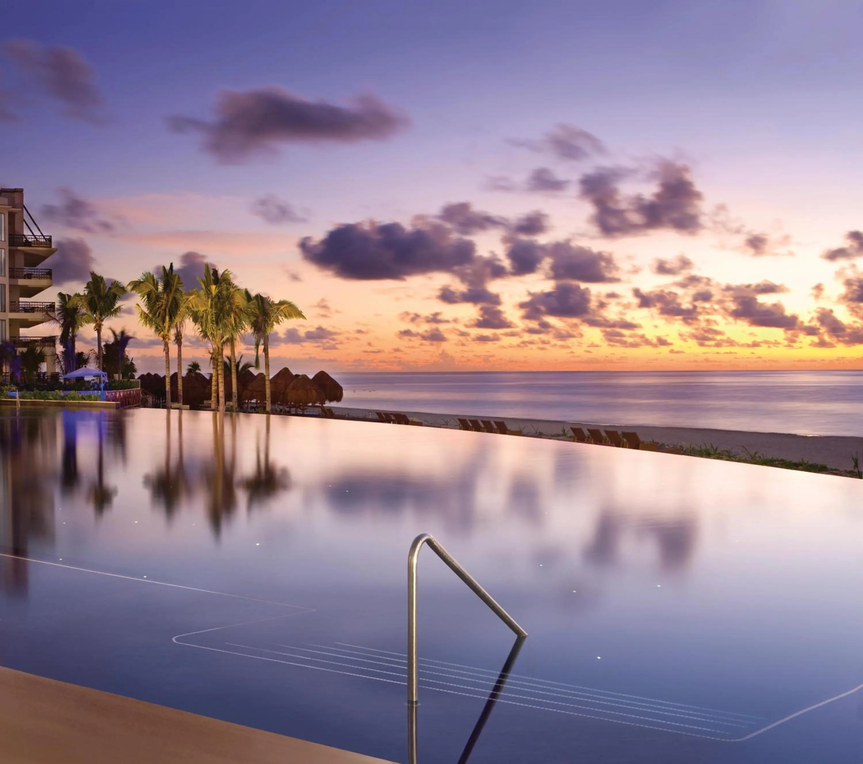 Swimming pool in Dreams Riviera Cancun Resort & Spa - All Inclusive