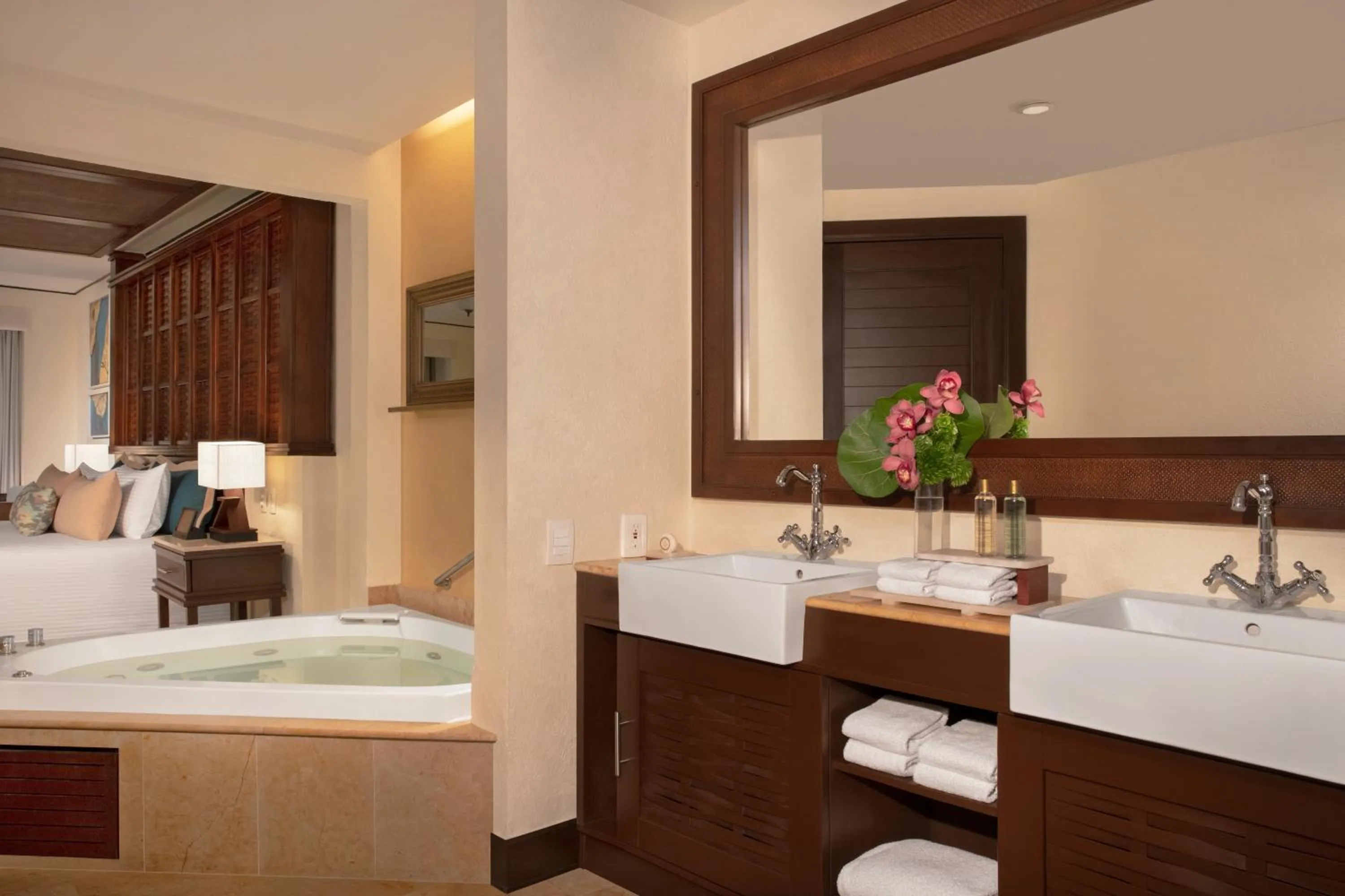 Bathroom, Bed in Dreams Riviera Cancun Resort & Spa - All Inclusive