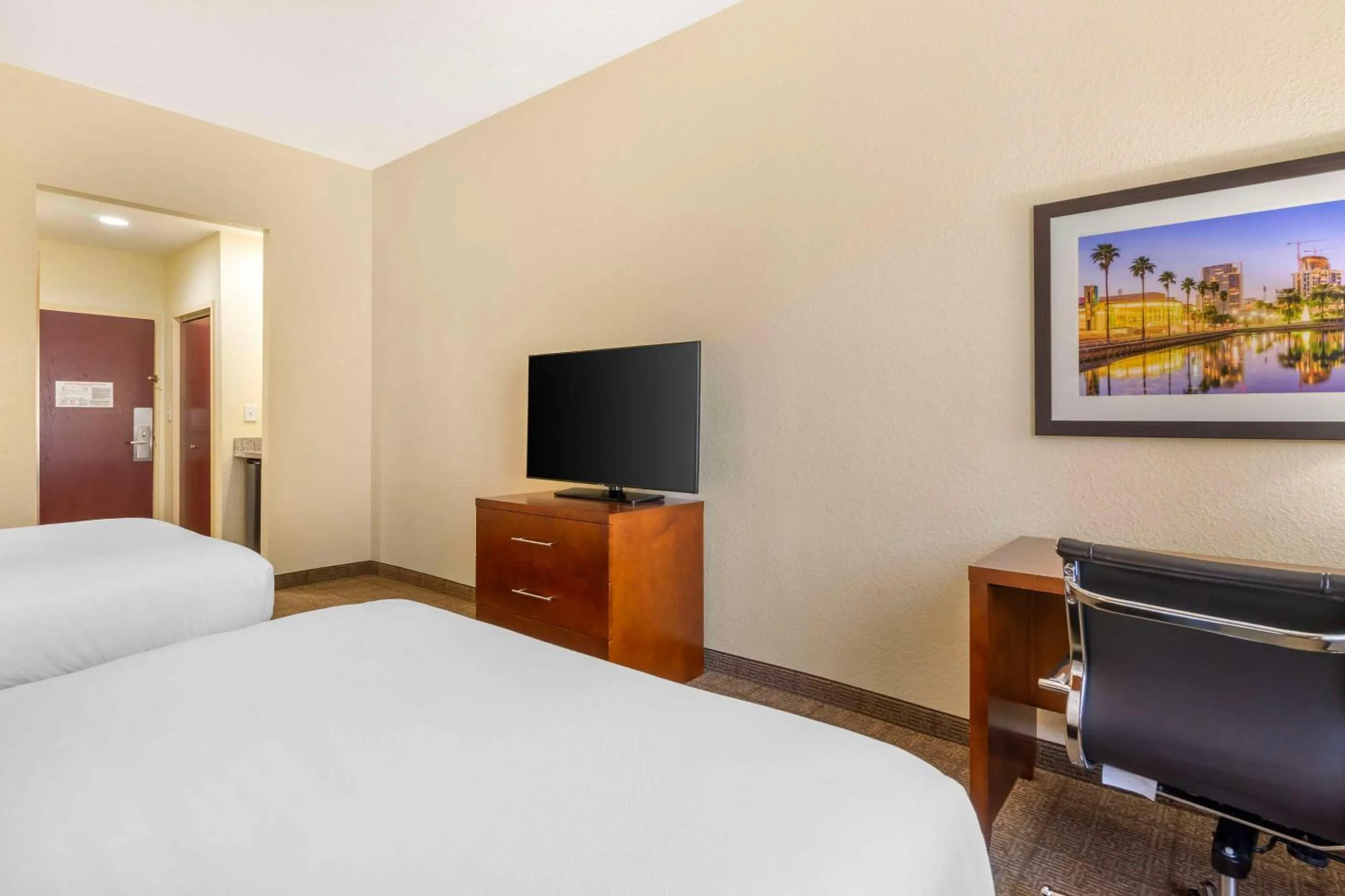 Bedroom, Bed in Comfort Inn & Suites Northeast - Gateway