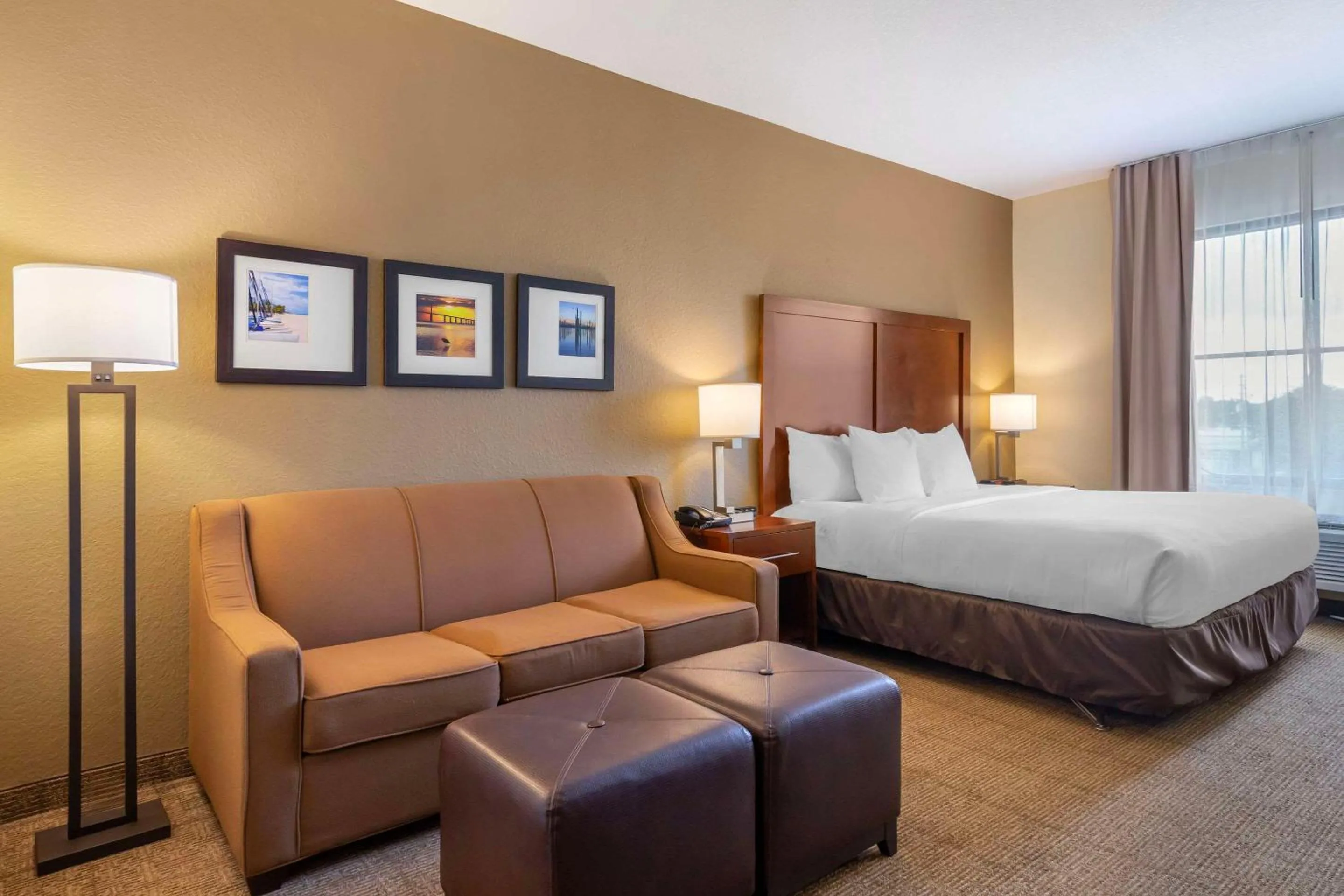 Bedroom, Bed in Comfort Inn & Suites Northeast - Gateway