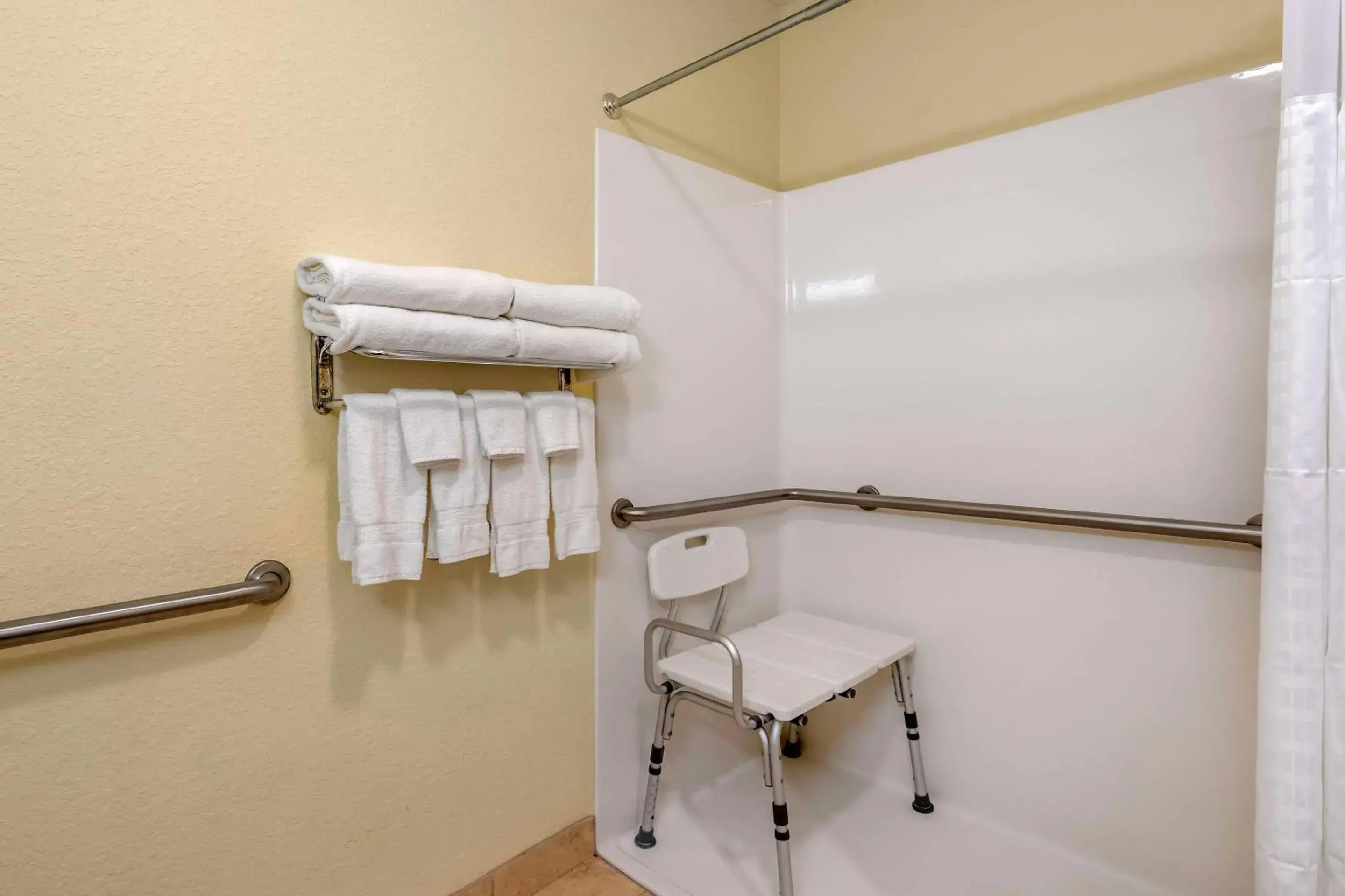 Bedroom in Comfort Inn & Suites Northeast - Gateway Bedroom in Comfort Inn & Suites Northeast - Gateway