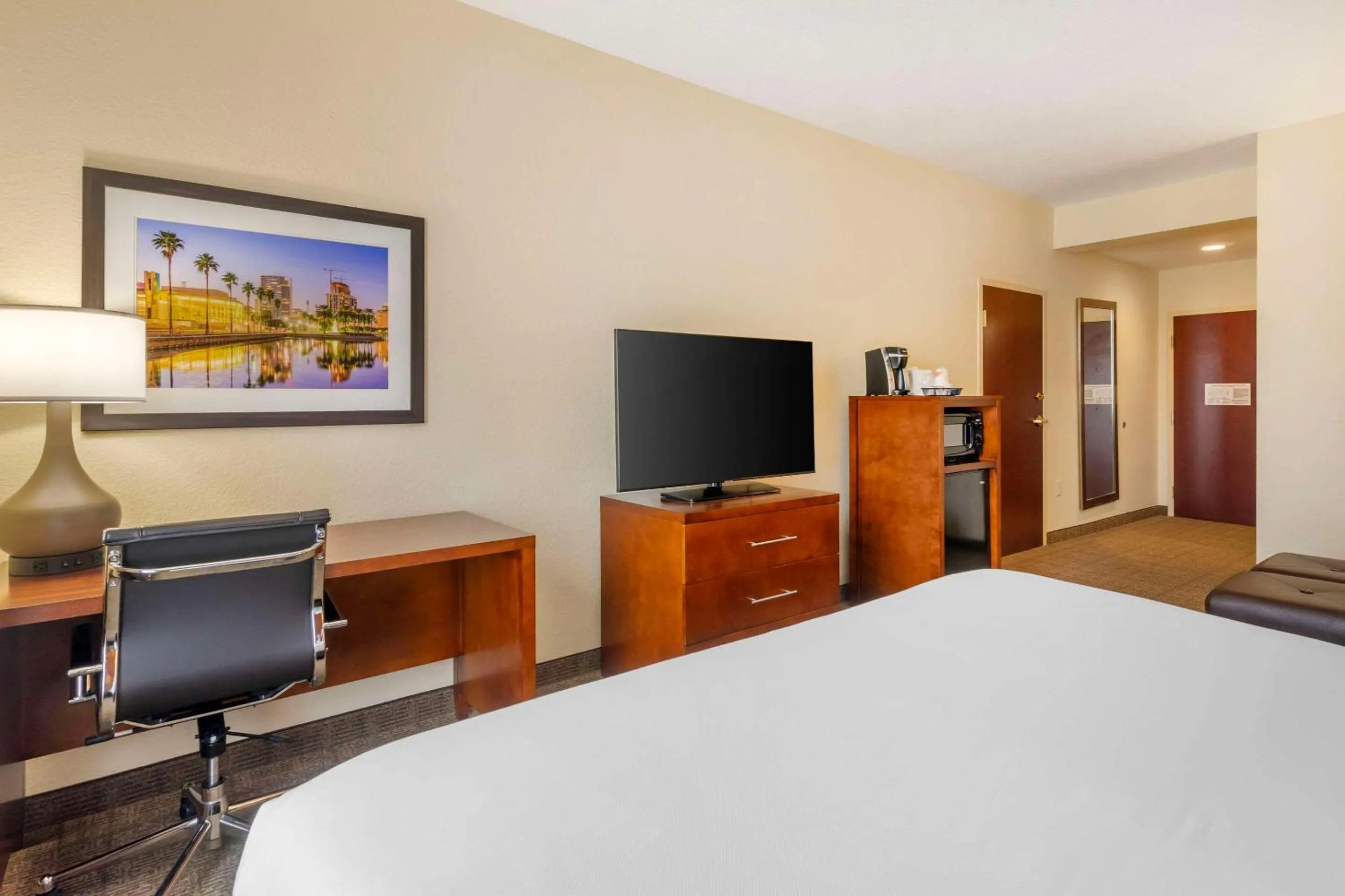 Bedroom, Bed in Comfort Inn & Suites Northeast - Gateway