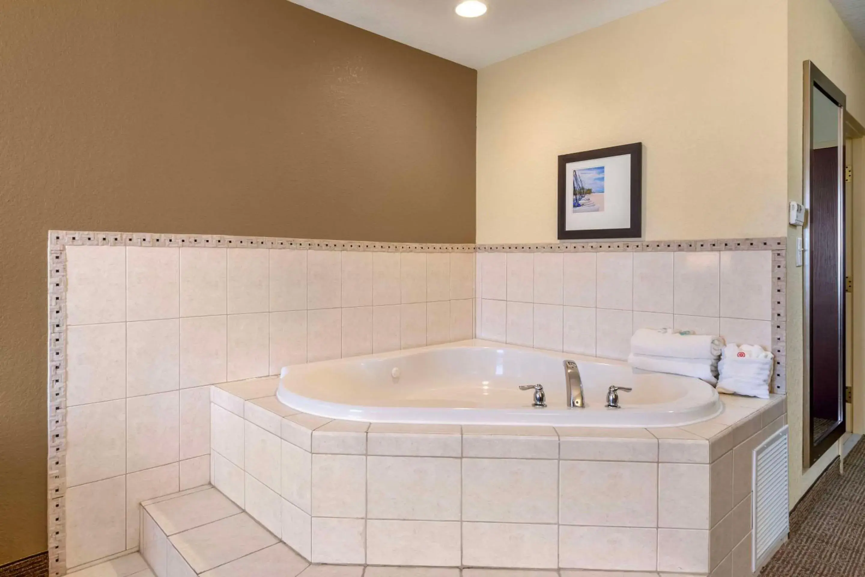 Bedroom in Comfort Inn & Suites Northeast - Gateway Bedroom in Comfort Inn & Suites Northeast - Gateway