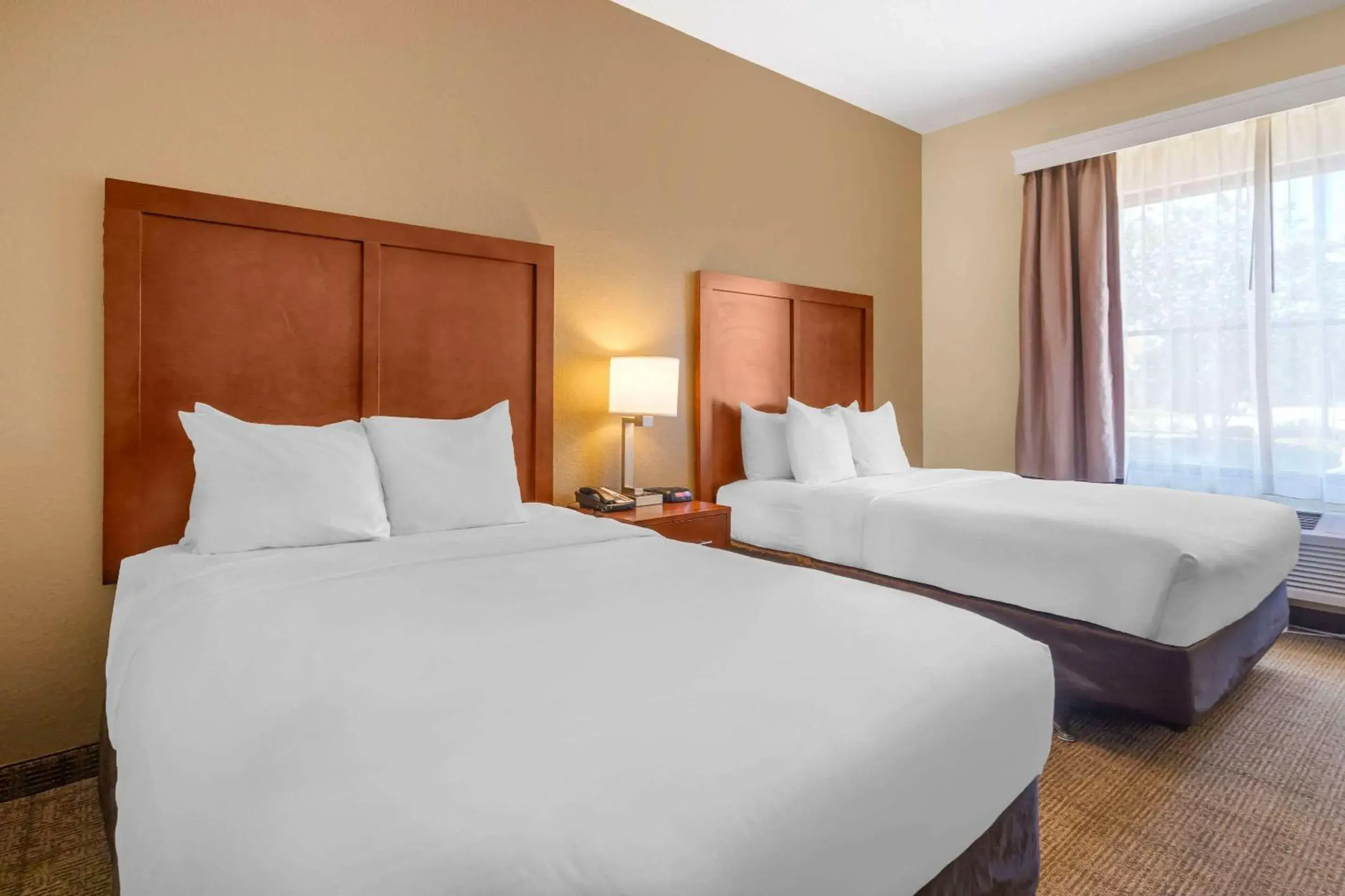 Bedroom, Bed in Comfort Inn & Suites Northeast - Gateway Bedroom, Bed in Comfort Inn & Suites Northeast - Gateway