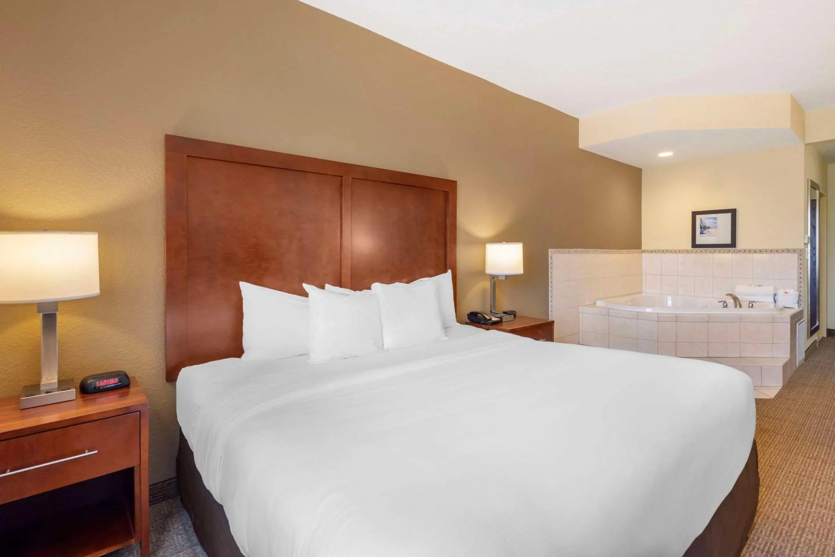 Bedroom, Bed in Comfort Inn & Suites Northeast - Gateway