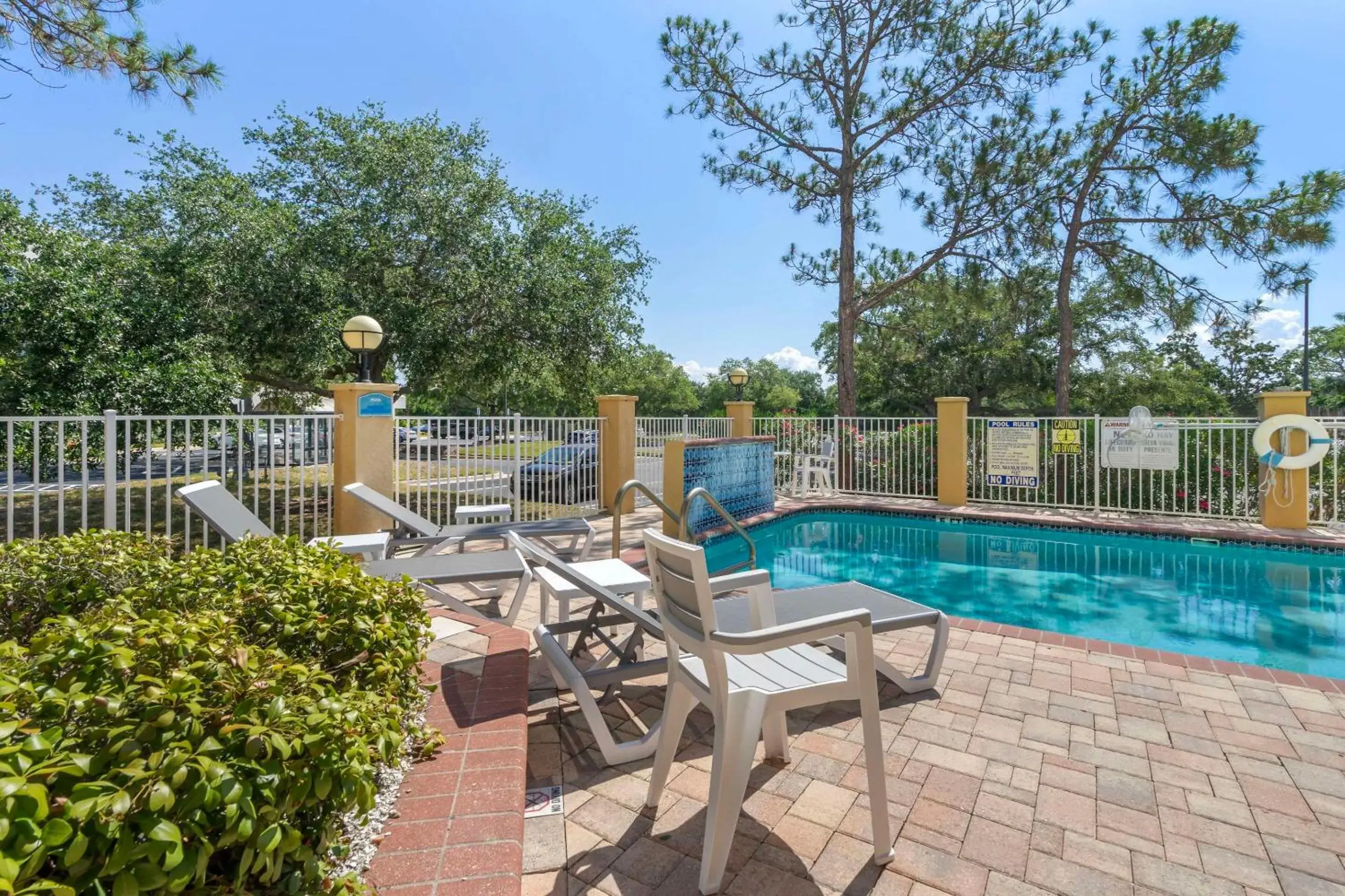 Swimming pool in Comfort Inn & Suites Northeast - Gateway Swimming pool in Comfort Inn & Suites Northeast - Gateway