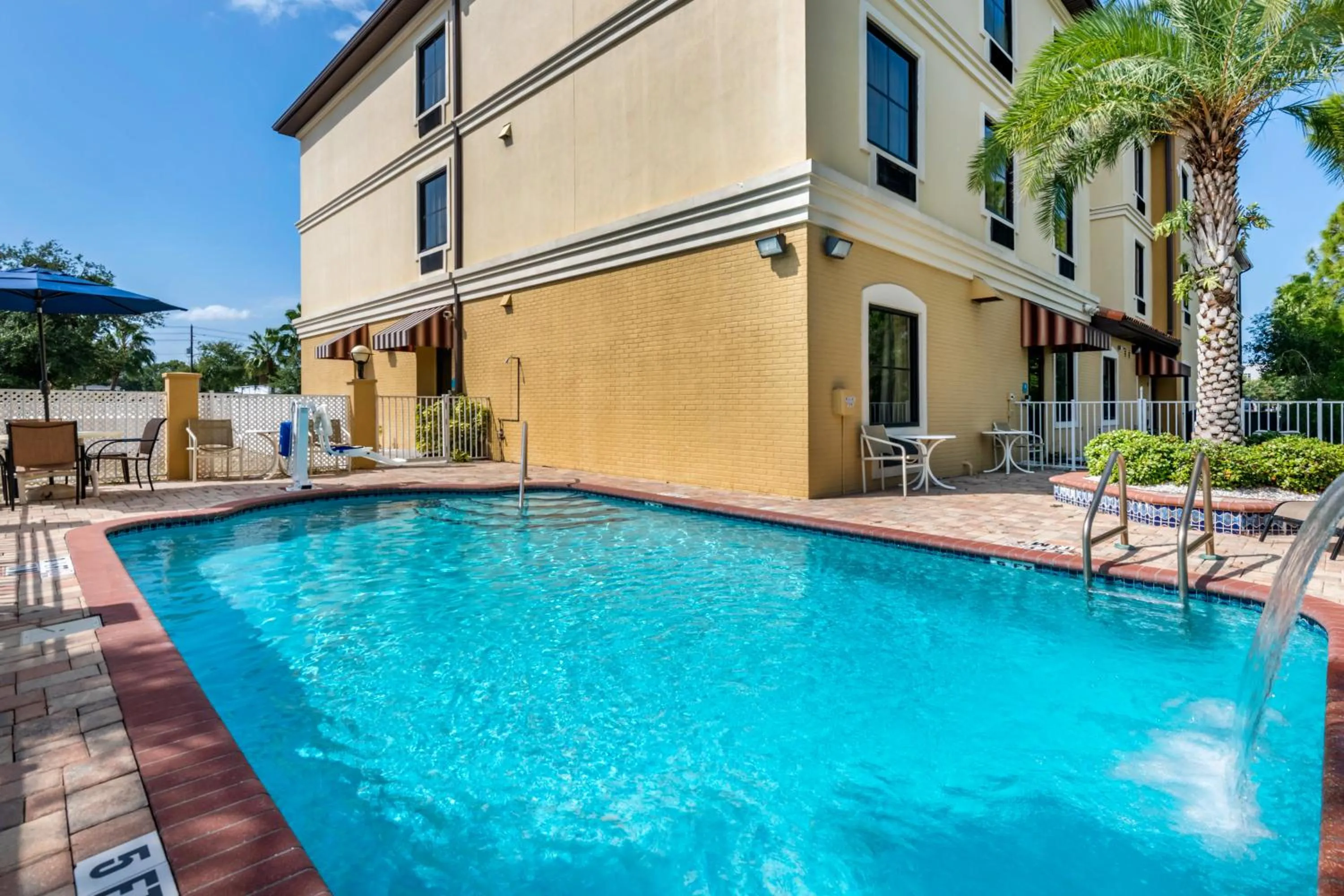 Swimming pool in Comfort Inn & Suites Northeast - Gateway