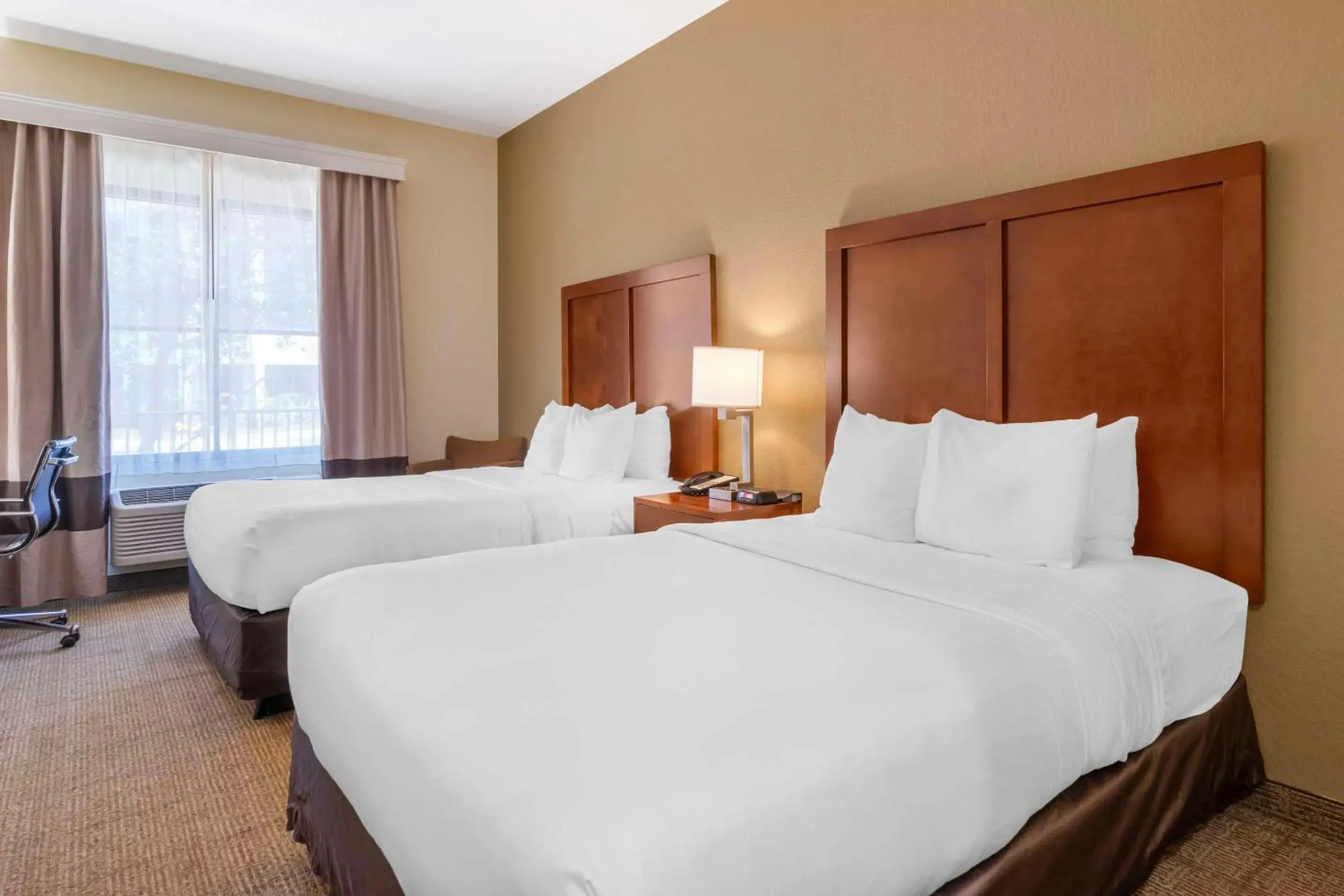 Bedroom, Bed in Comfort Inn & Suites Northeast - Gateway Bedroom, Bed in Comfort Inn & Suites Northeast - Gateway