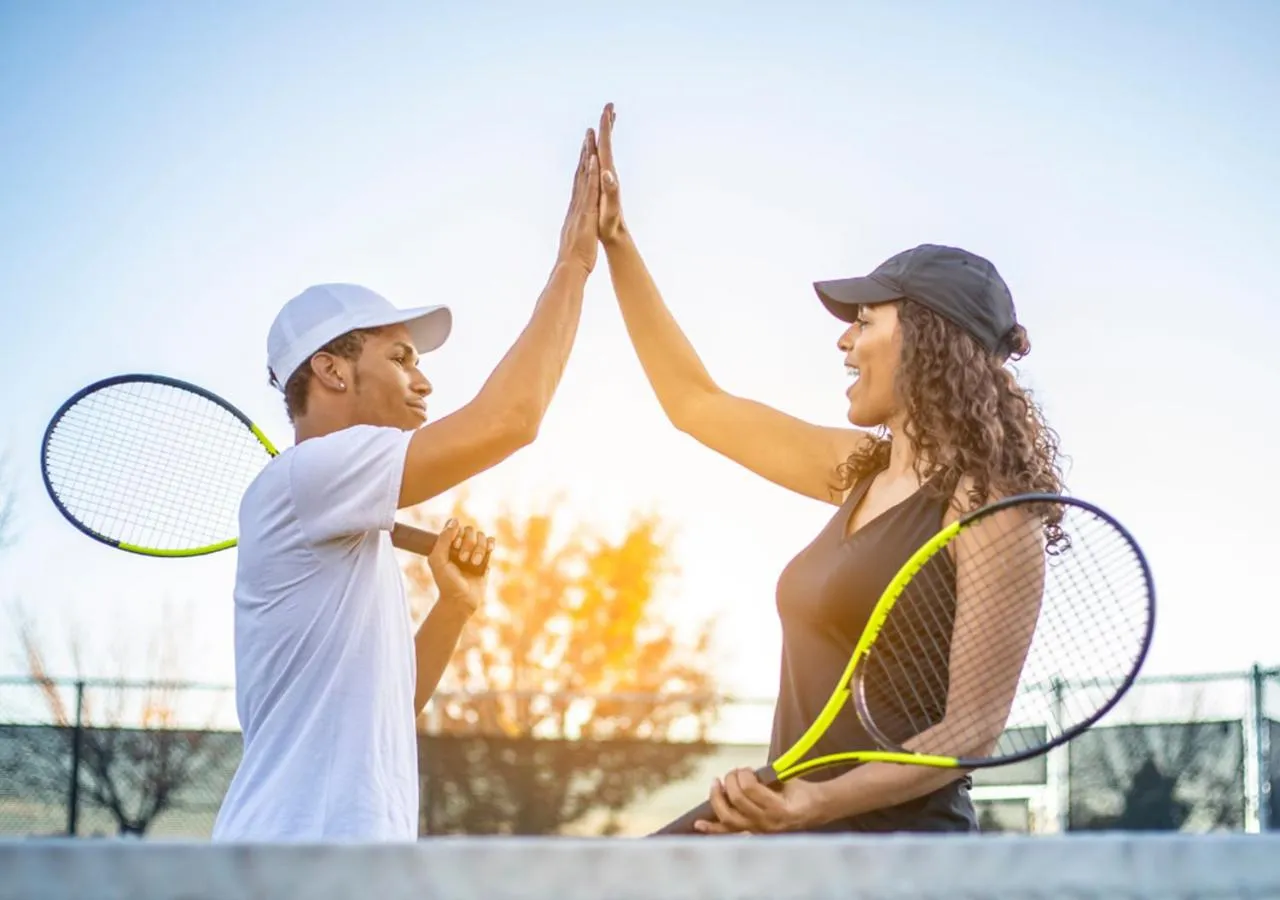 Tennis court in Wembley Inn Hotel