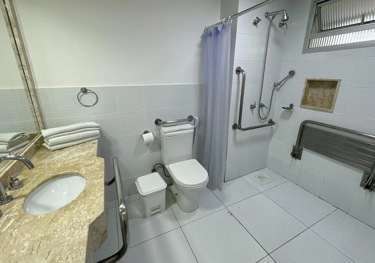 Shower in Wembley Inn Hotel