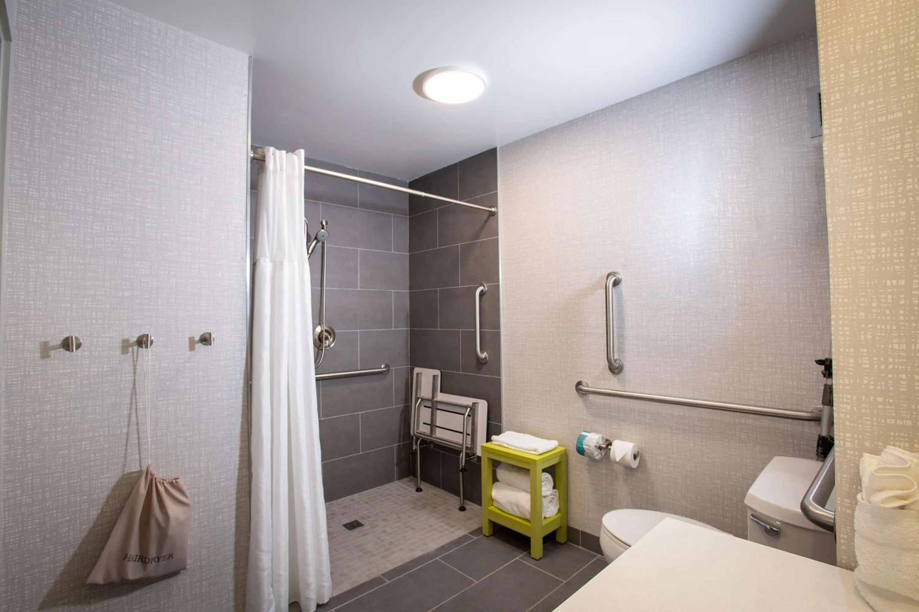 Bathroom, Bed in Hampton Inn Seaford