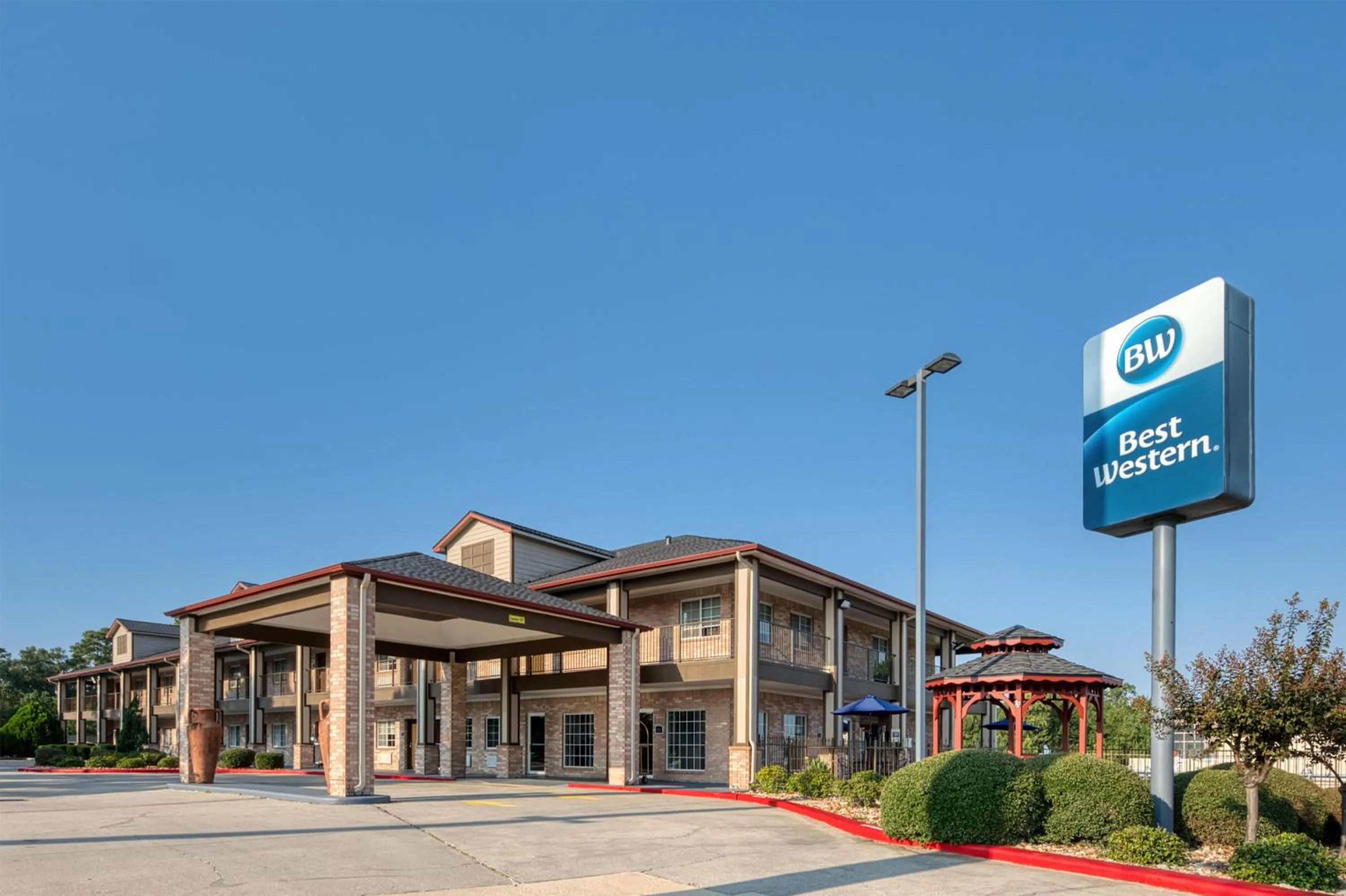 Property building in Best Western Lake Conroe Inn